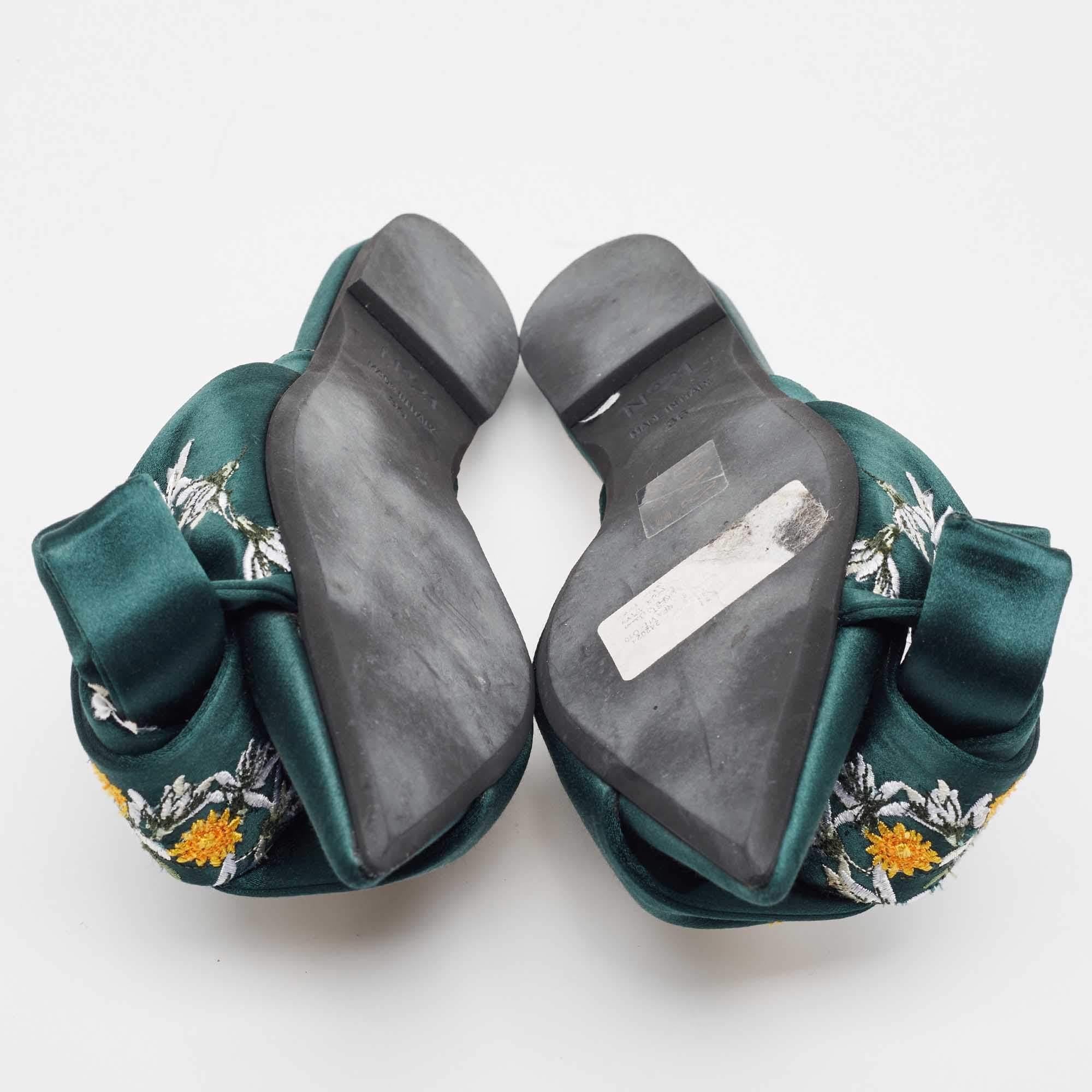 Chaussures plates en satin vert brodées de fleurs N21, taille 36 en vente 1