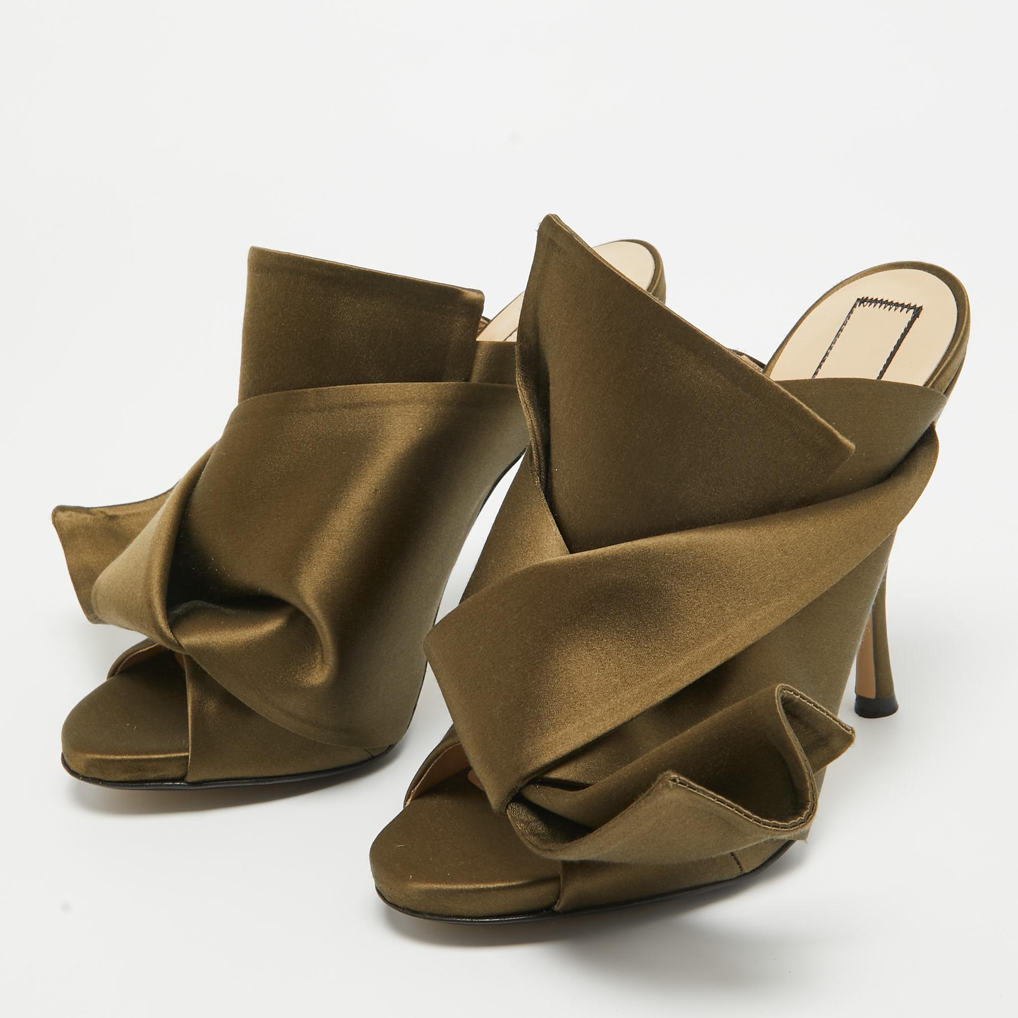 Wonderfully crafted shoes added with notable elements to fit well and pair perfectly with all your plans. Make these N21 mule sandals yours today!