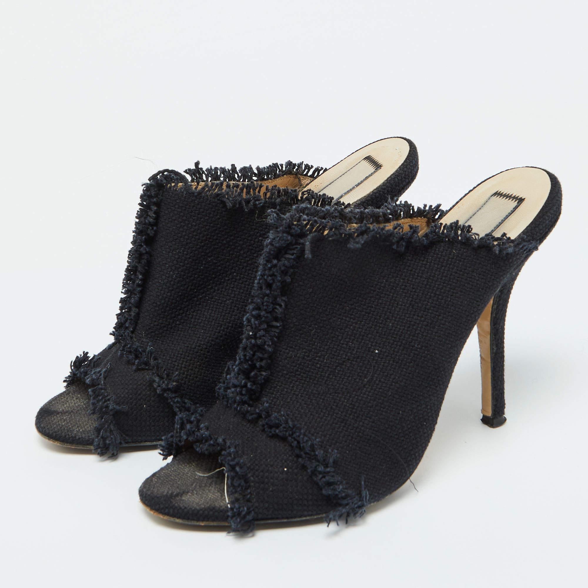 La tradition d'excellence de la maison de couture, associée à une sensibilité au design moderne, fait de ces mules un choix fabuleux. Ils vous aideront à obtenir un look chic en toute simplicité.