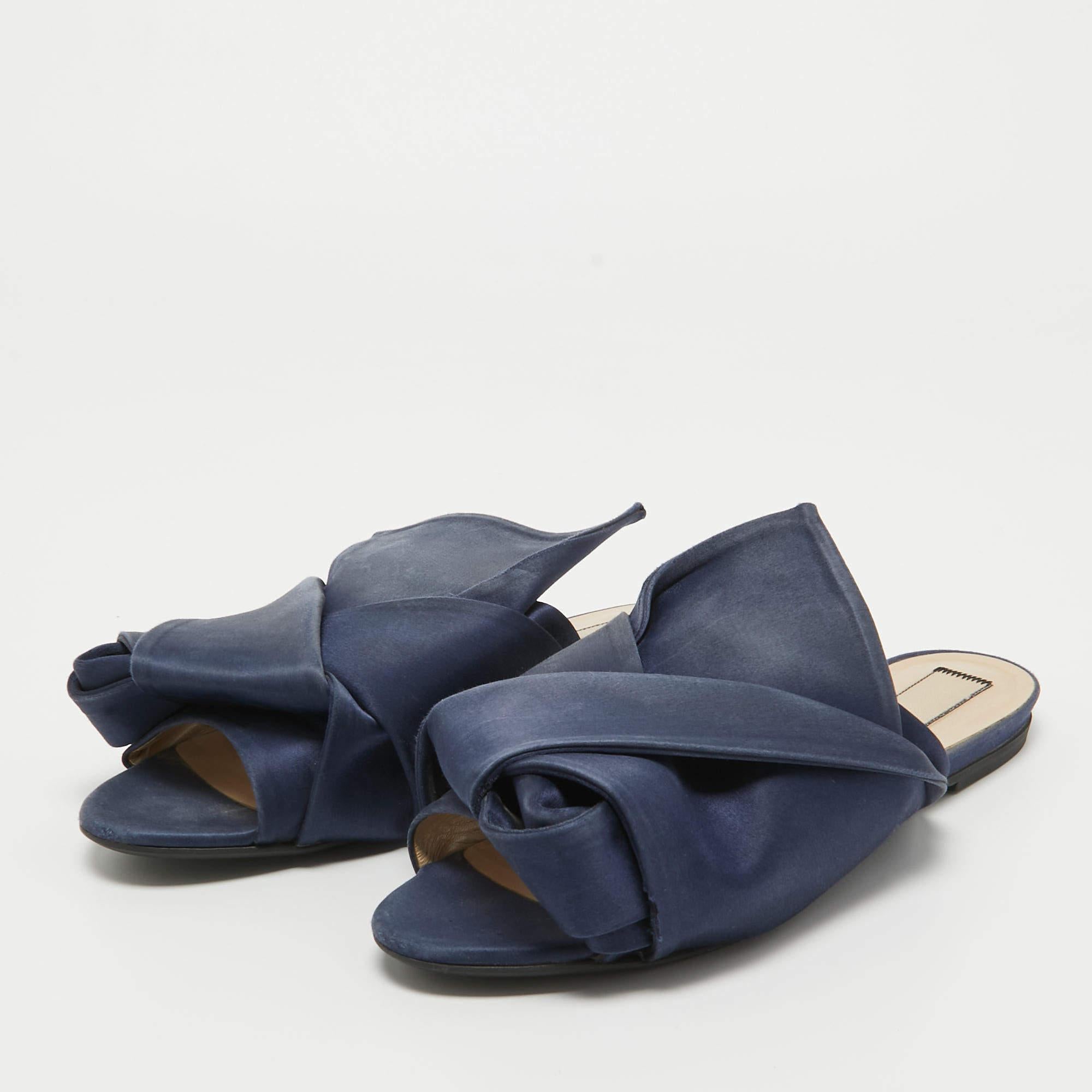 Frame your feet with these N°21 flat mules. Created using the best materials the flats are perfect with short midi and maxi hemlines.