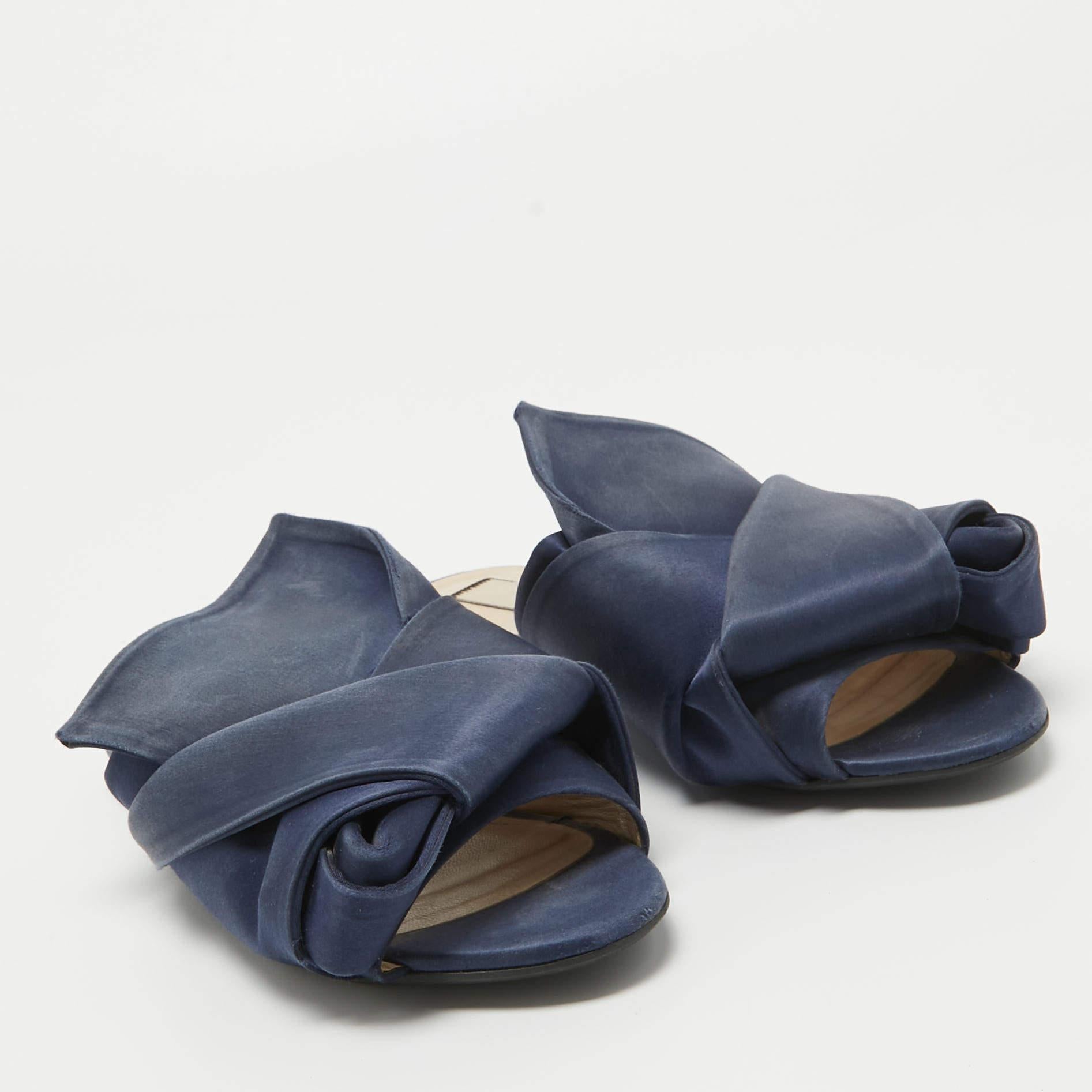 N°21 Navy Blue Satin Knot Flat Mules Size 38.5 In Good Condition In Dubai, Al Qouz 2