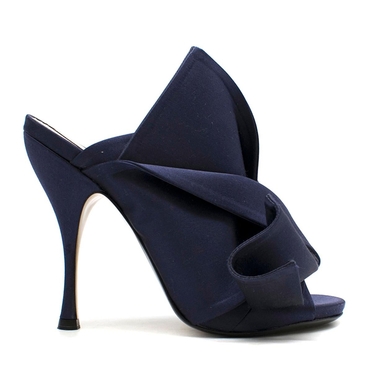 N°21 Navy Satin Bow Mules

- Navy Satin Mules 
- Knotted Satin Bow detail at front 
- Open almond toe, Covered heel
- Slip on
- Leather lining, leather sole

This item comes with a dust bag.

Please note, these items are pre-owned and may show some