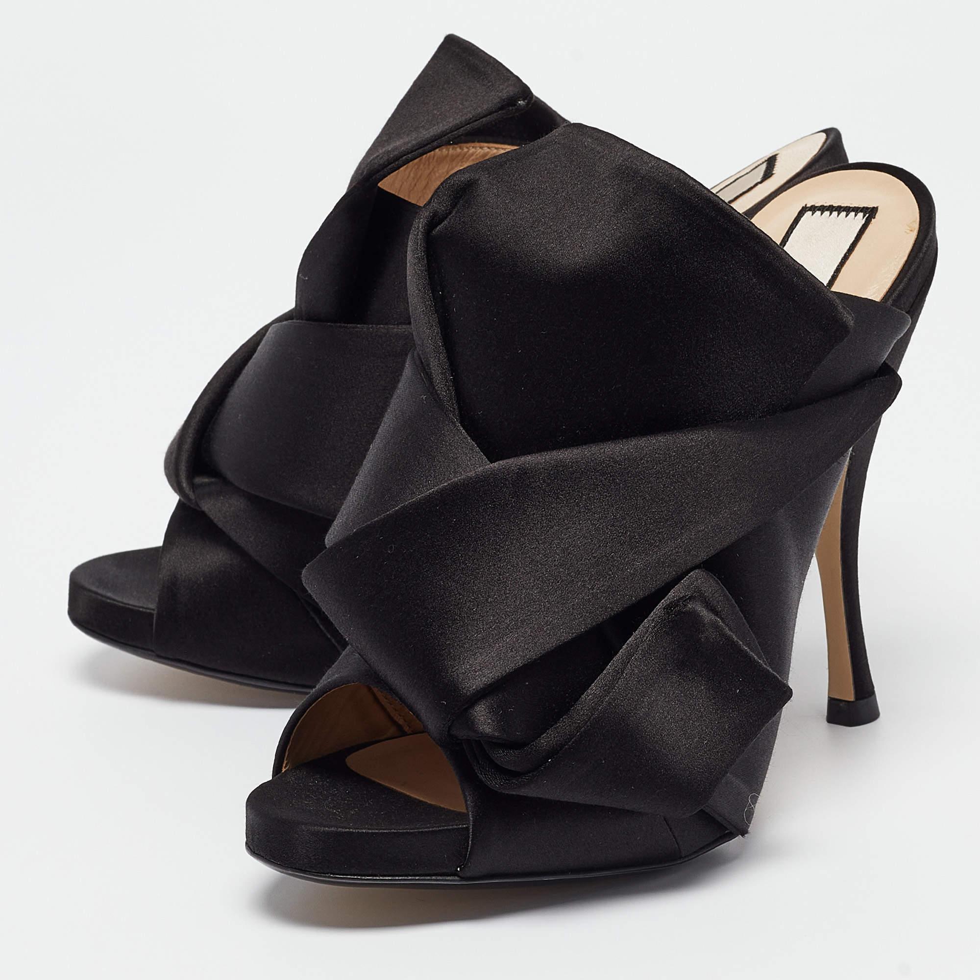 Voici les diapositives N°21, une fusion de luxe et de confort. Confectionnées en satin somptueux, ces diapositives sont ornées d'un nœud chic qui ajoute une touche de glamour discret à tout ensemble. Parfait pour ceux qui recherchent un style