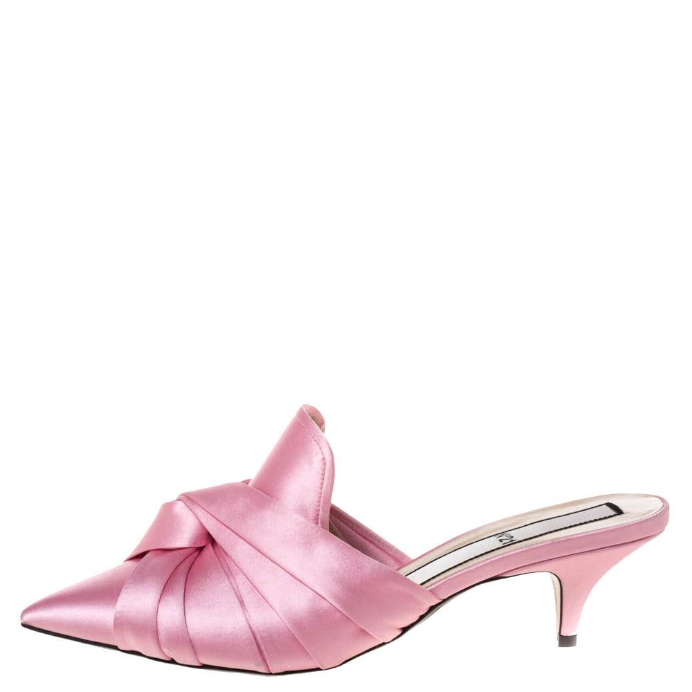 Leave your audience spellbound with this pair of N21 mules. These beautiful mules have been styled with perfection just so a diva like you can flaunt them. Pink in shade, the pair has been designed with big knots on the satin uppers and low heels.