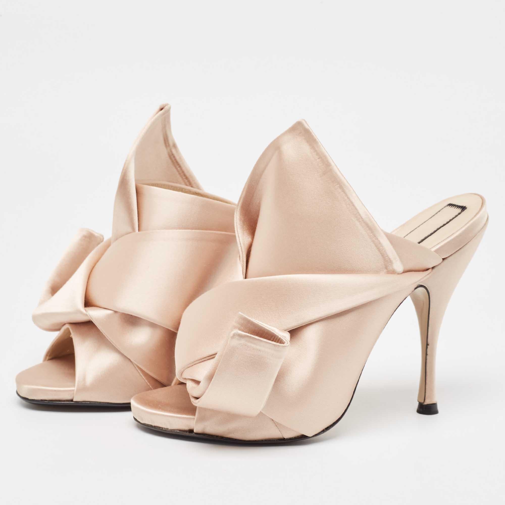 Discover footwear elegance with these designer women's mules. Meticulously designed, these heels marry fashion and comfort, ensuring you shine in every setting.