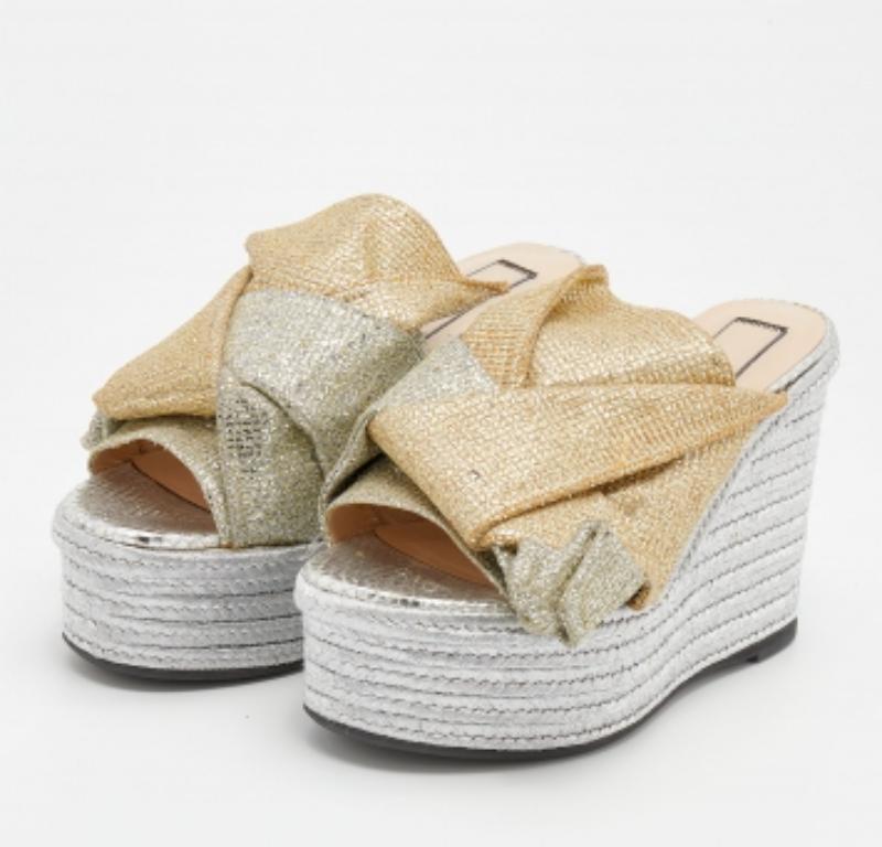 Leave your audience spellbound with this pair of N21 sandals. These beautiful silver-gold shoes have been styled with perfection just so a diva like you can flaunt them. Shimmering and marvelous, they have been designed with big knots on the glitter