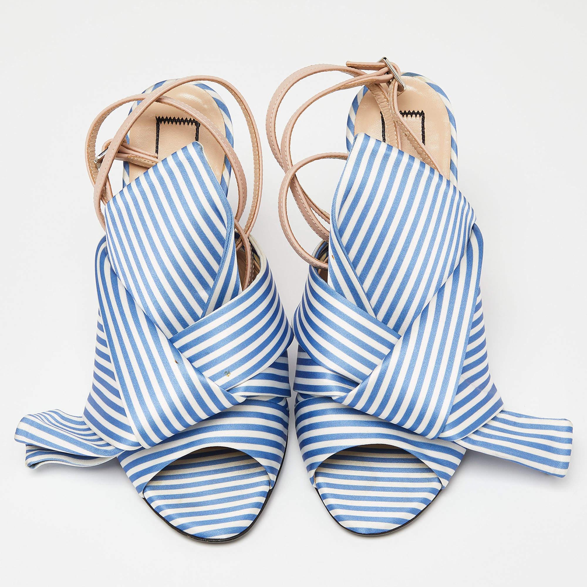 Gris N°21 Sandales à lanières nouées en cuir et satin rayé tricolore Taille 37.5 en vente