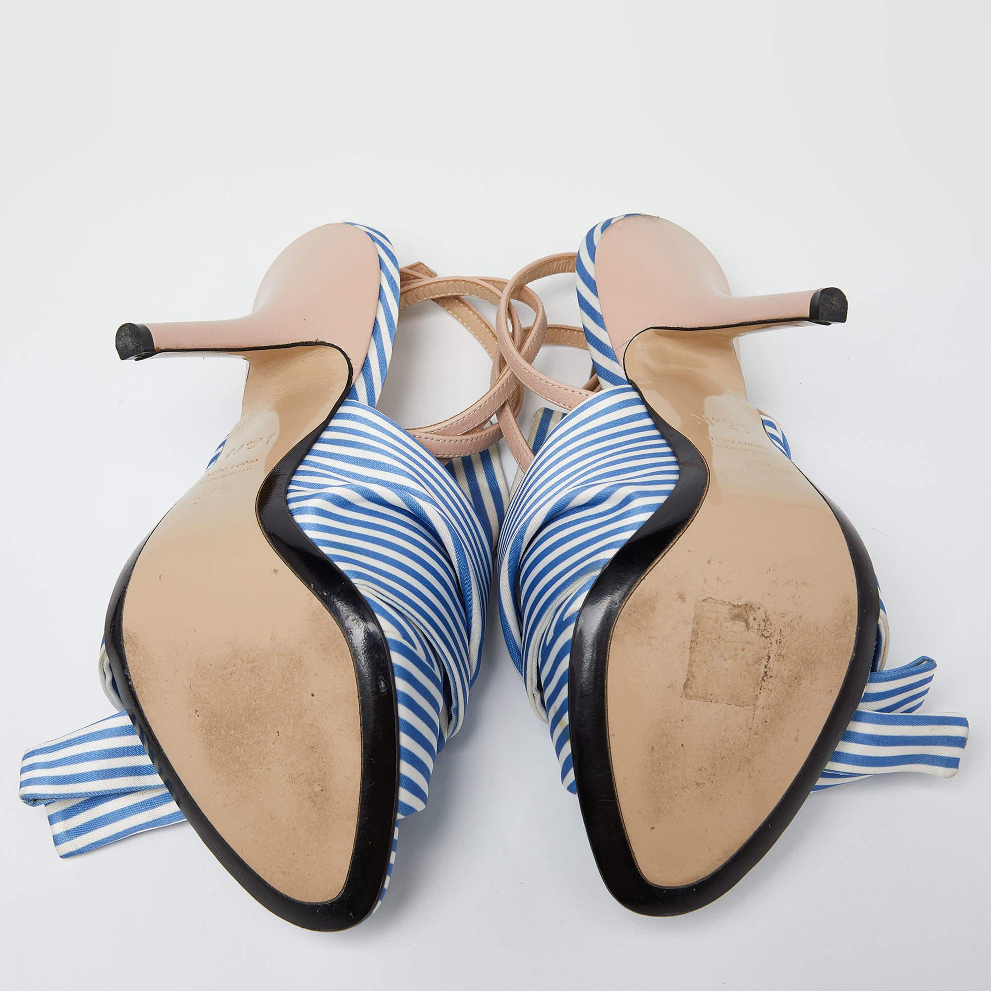 N°21 Sandales à lanières nouées en cuir et satin rayé tricolore Taille 37.5 en vente 1