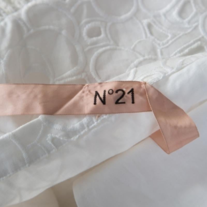N21 Falda de algodón blanco con paneles de encaje S en Bueno estado para la venta en Dubai, Al Qouz 2