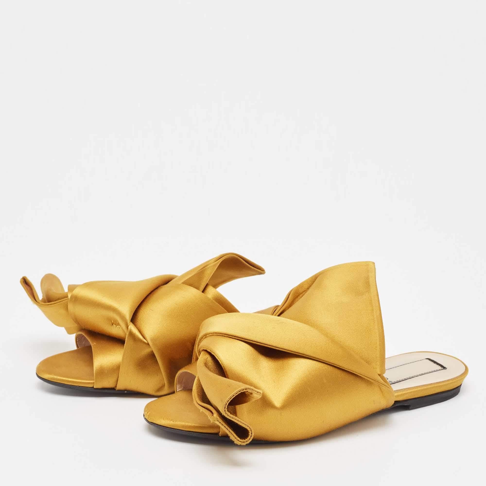 Entrez dans la sophistication et le confort avec ces chaussures plates de créateur pour femmes. D'une confection exquise, ces chaussures polyvalentes allient l'élégance intemporelle à l'aisance quotidienne, pour une démarche élégante et décontractée.