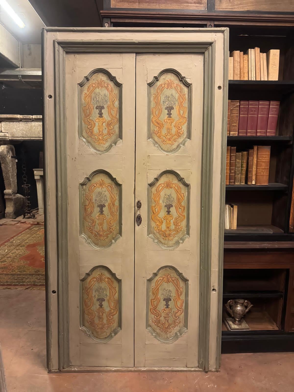 N.3 portes anciennes à double battant, construites en bois de peuplier massif, puis laquées et peintes à la main dans les panneaux avec des figures de pots de fleurs. Complet avec cadre d'origine, dos laqué, le tout avec ouverture à poussoir,