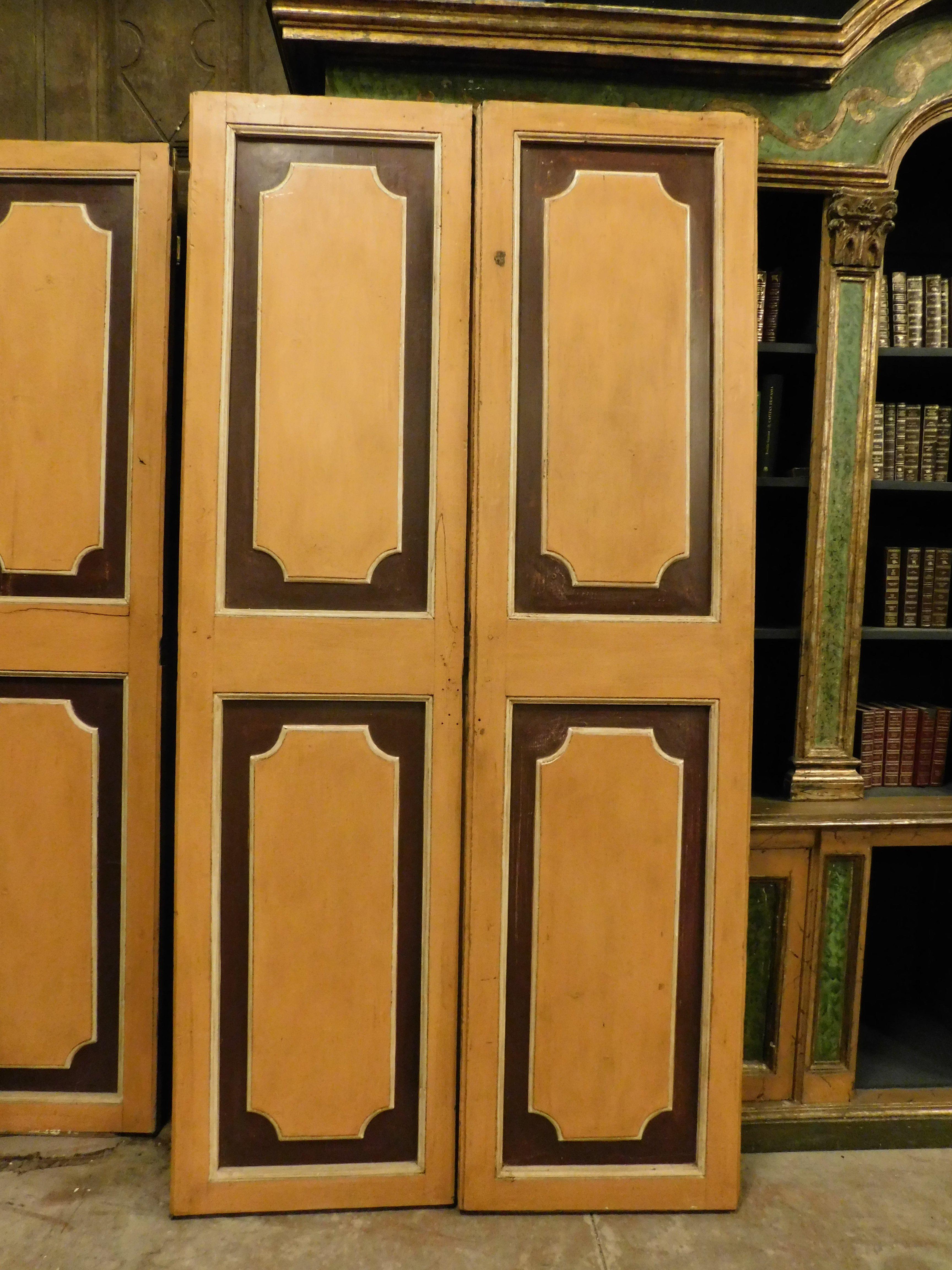 n.3 antike doppelflüglige lackierte Türen, handbemalt in Granat- und Orangetönen und mit reliefierten Paneelen, Türensatz oder Türen, die in Italien im 19. Jahrhundert gebaut wurden. Auf der Vorder- und Rückseite gleich, sie können auch als Paneele