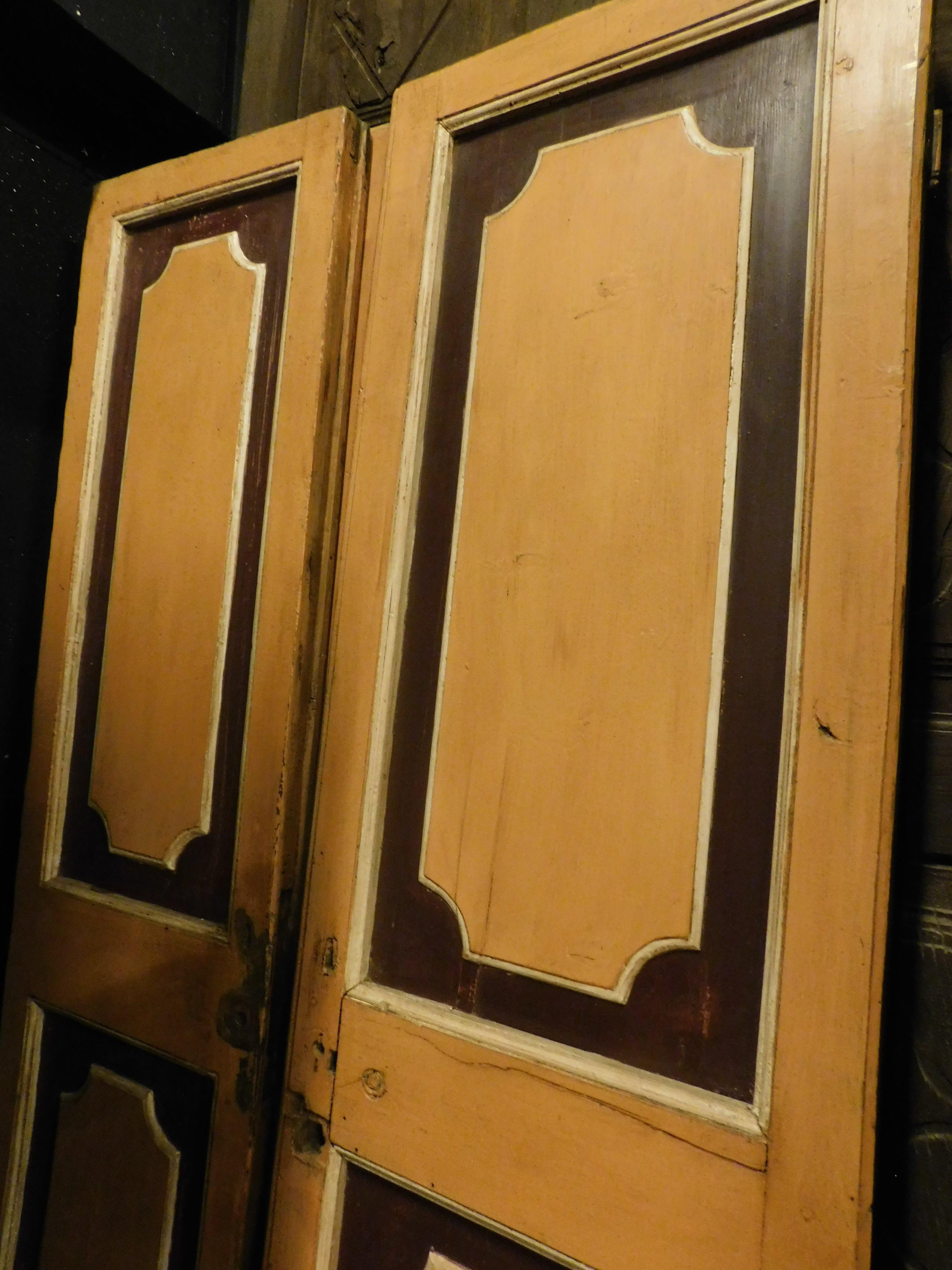n.3 double wing lacquered old doors, painted and panels in relief, Italy In Good Condition For Sale In Cuneo, Italy (CN)
