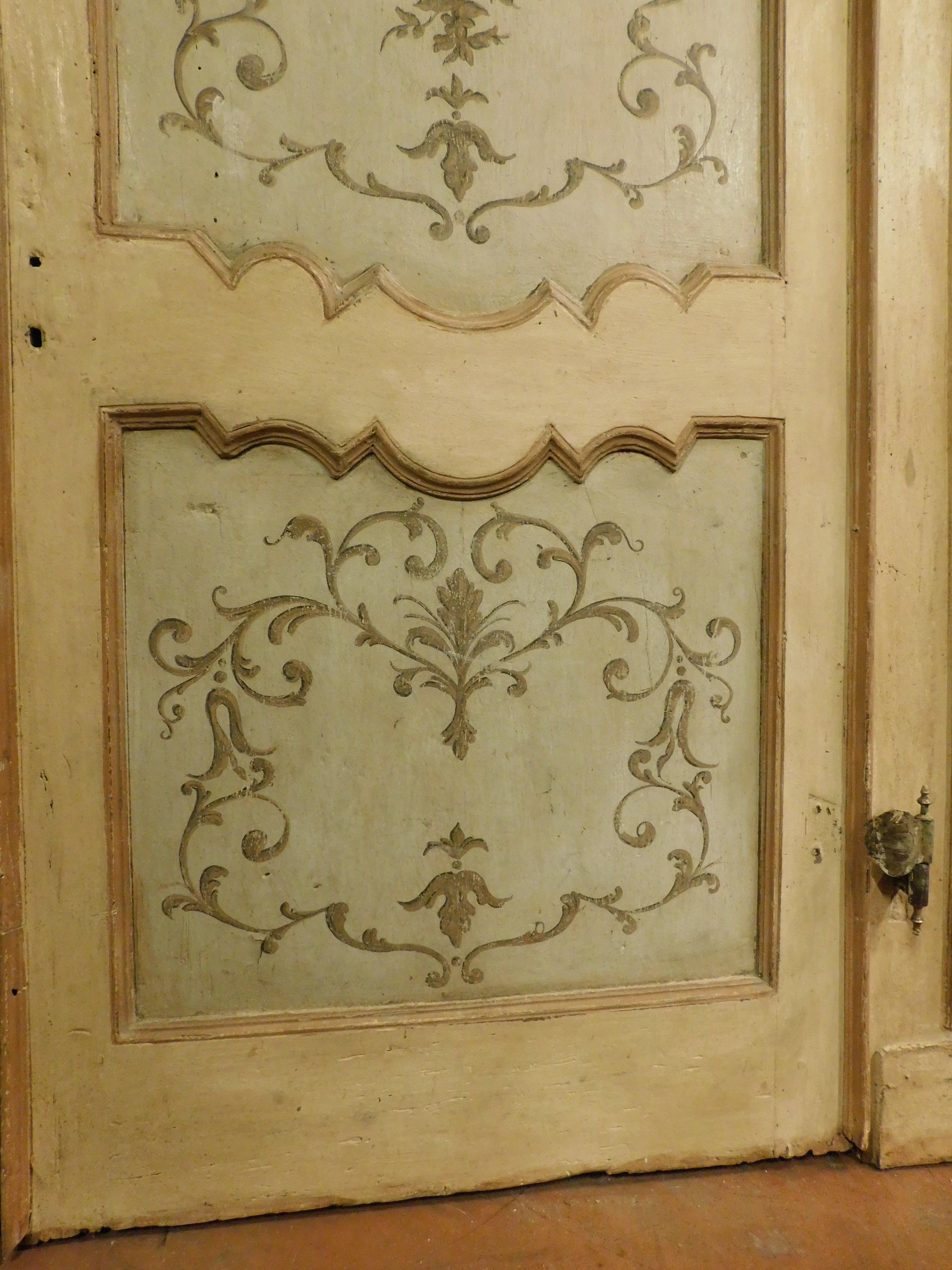 N.3 Interior doors in painted wood with frame, floral decorations, Italy In Good Condition For Sale In Cuneo, Italy (CN)