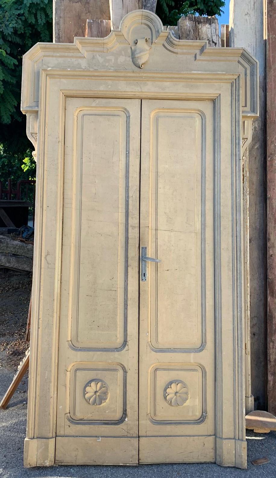 3 beige lacquered interior doors, with double wings and complete with frame carved with coat of arms, built in the second half of the 19th century, for a palace in Italy (Milan).
Also sold individually, they are also finished on the back and very