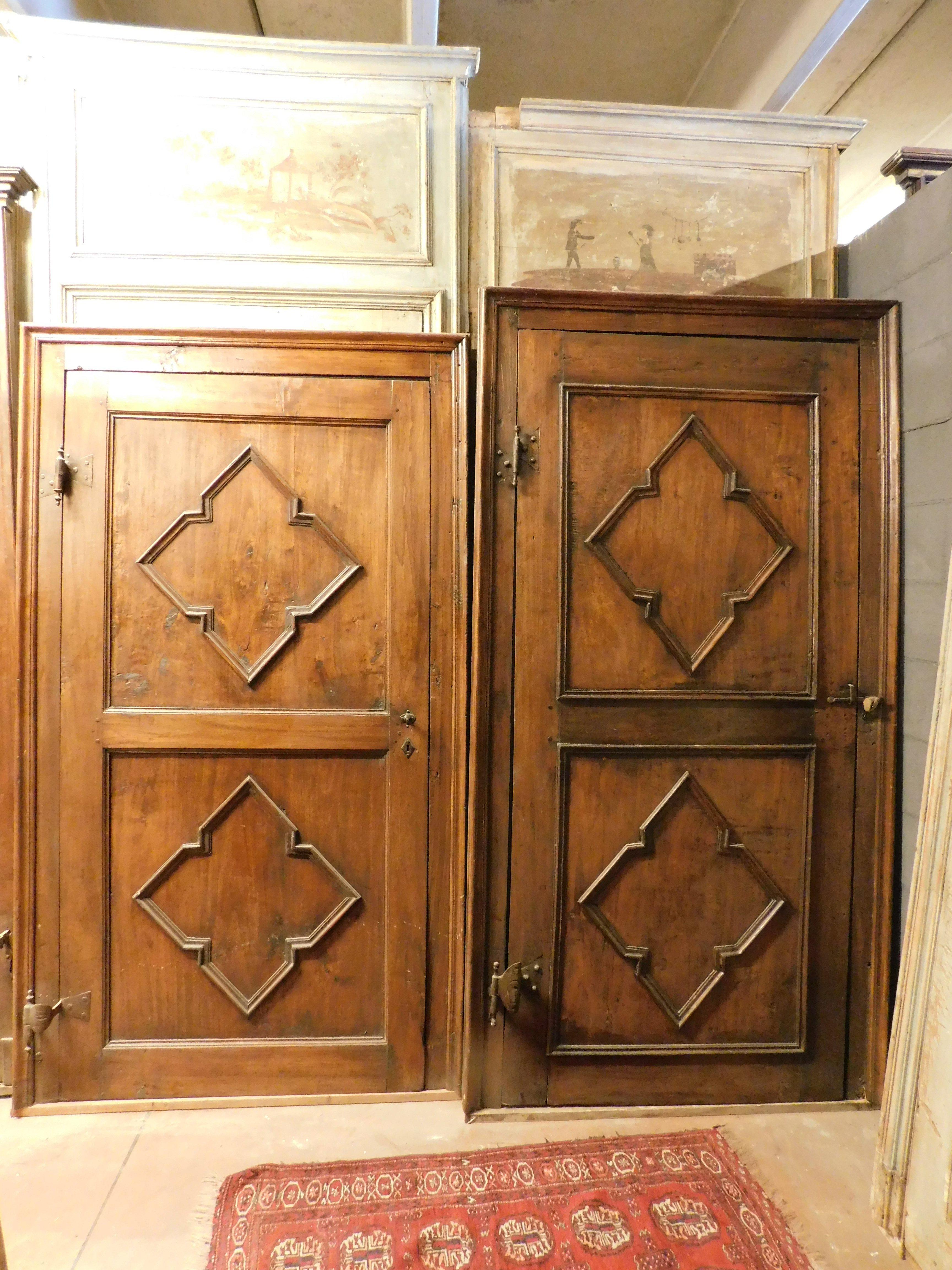 n.3 geschnitzte Innentüren aus Pappelholz, nicht identisch, original Eisen und Rahmen, Italien im Angebot 4