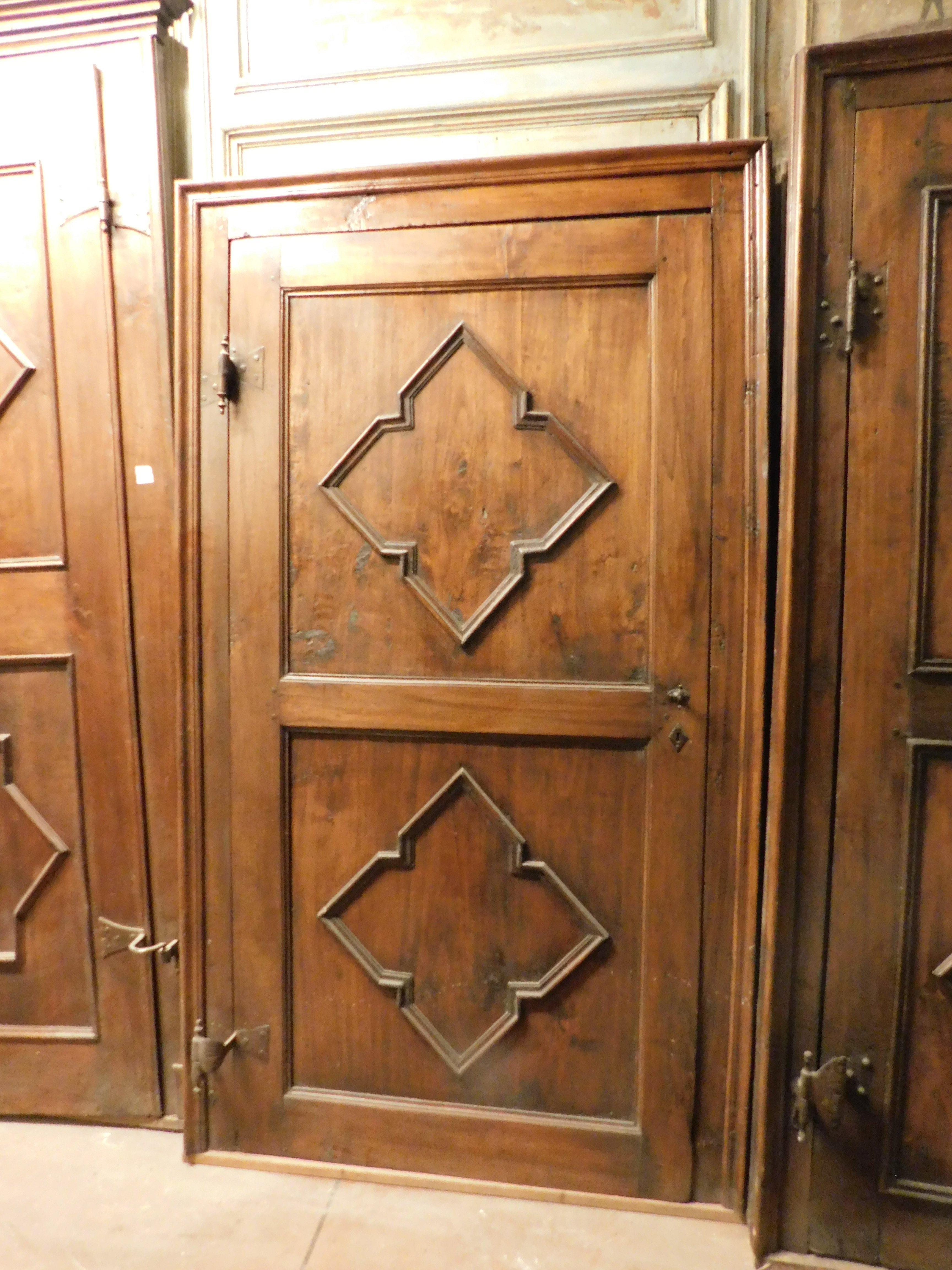 n.3 geschnitzte Innentüren aus Pappelholz, nicht identisch, original Eisen und Rahmen, Italien im Angebot 5