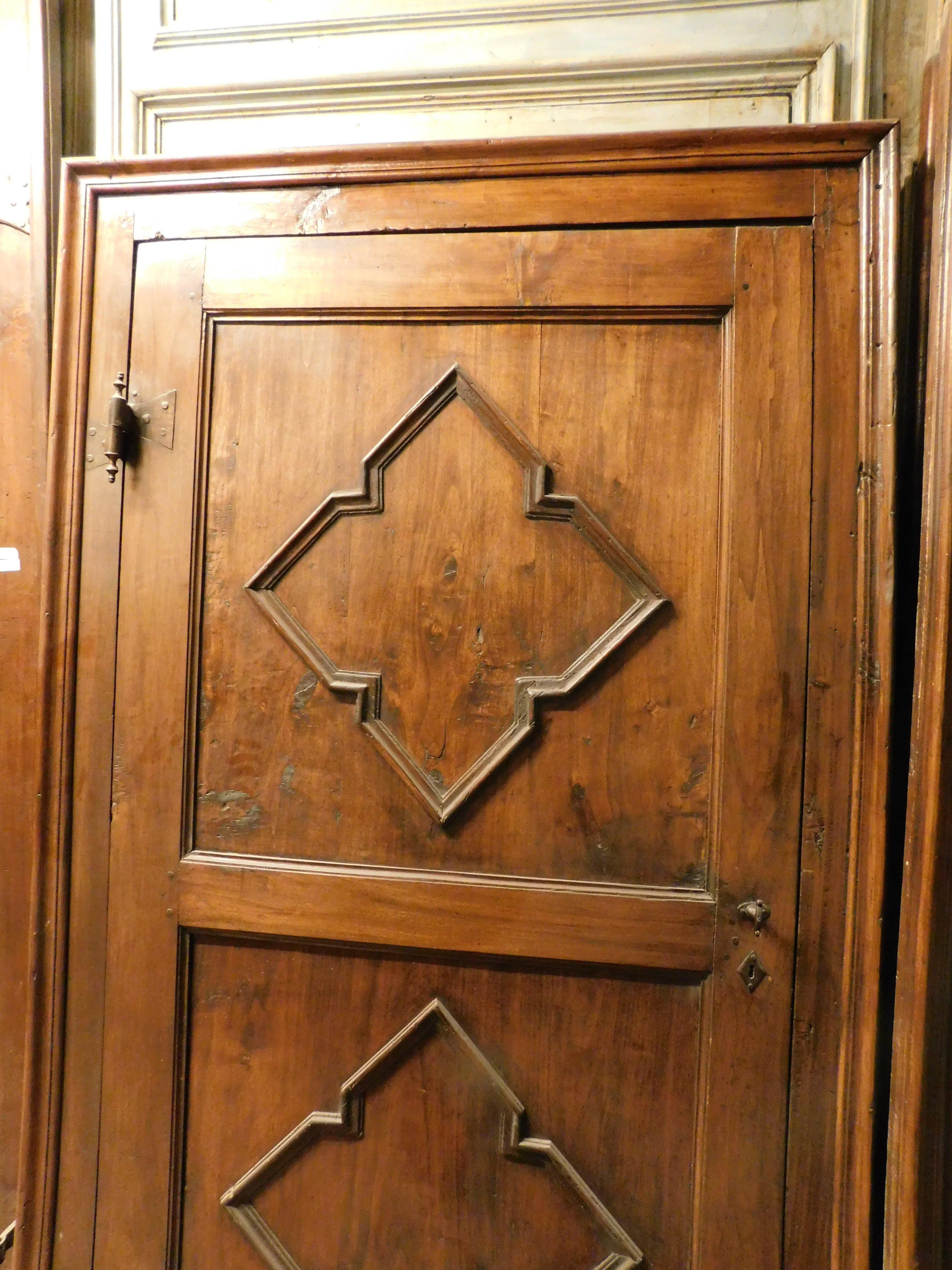 n.3 geschnitzte Innentüren aus Pappelholz, nicht identisch, original Eisen und Rahmen, Italien im Angebot 6