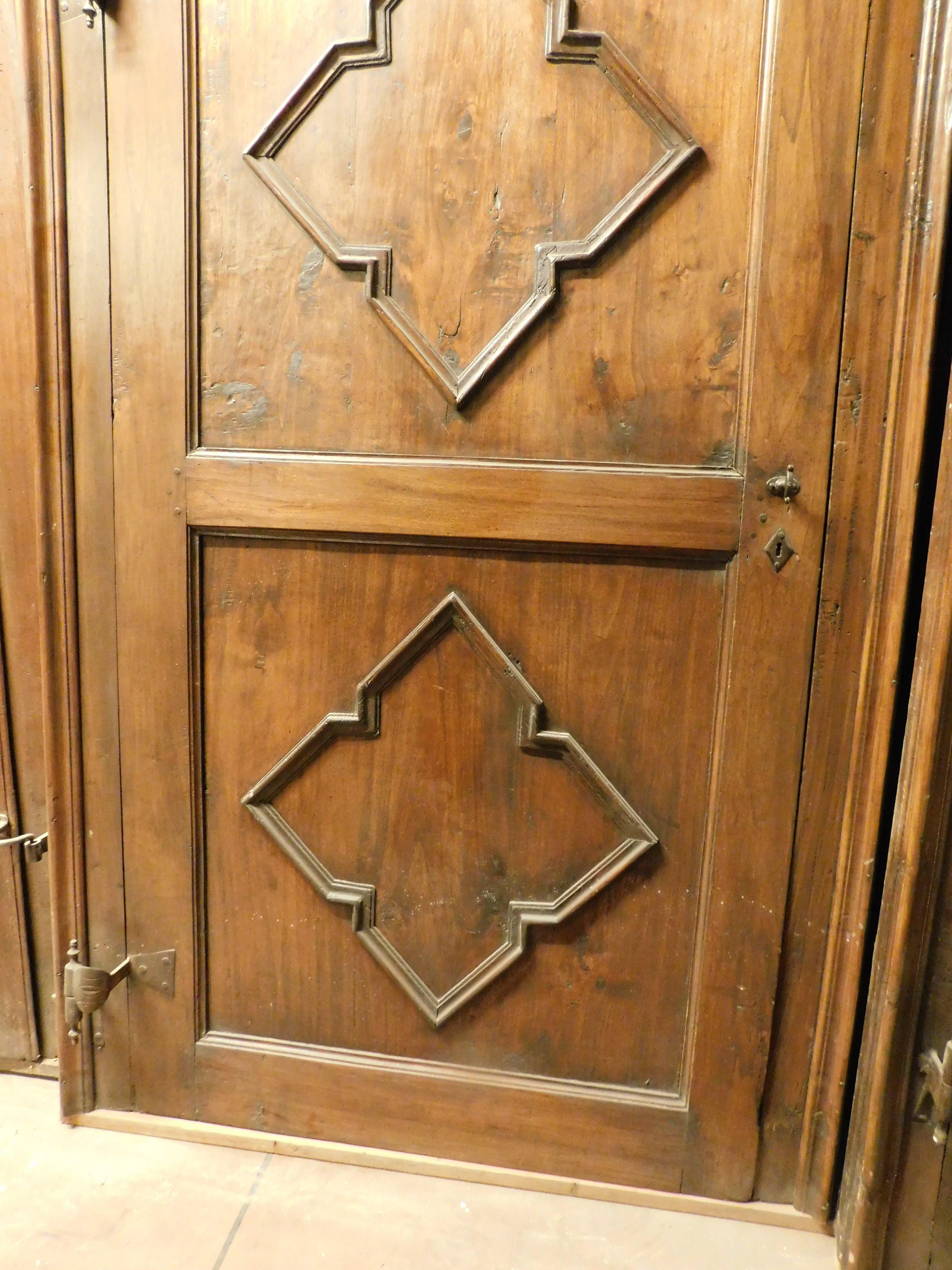 n.3 geschnitzte Innentüren aus Pappelholz, nicht identisch, original Eisen und Rahmen, Italien im Angebot 7