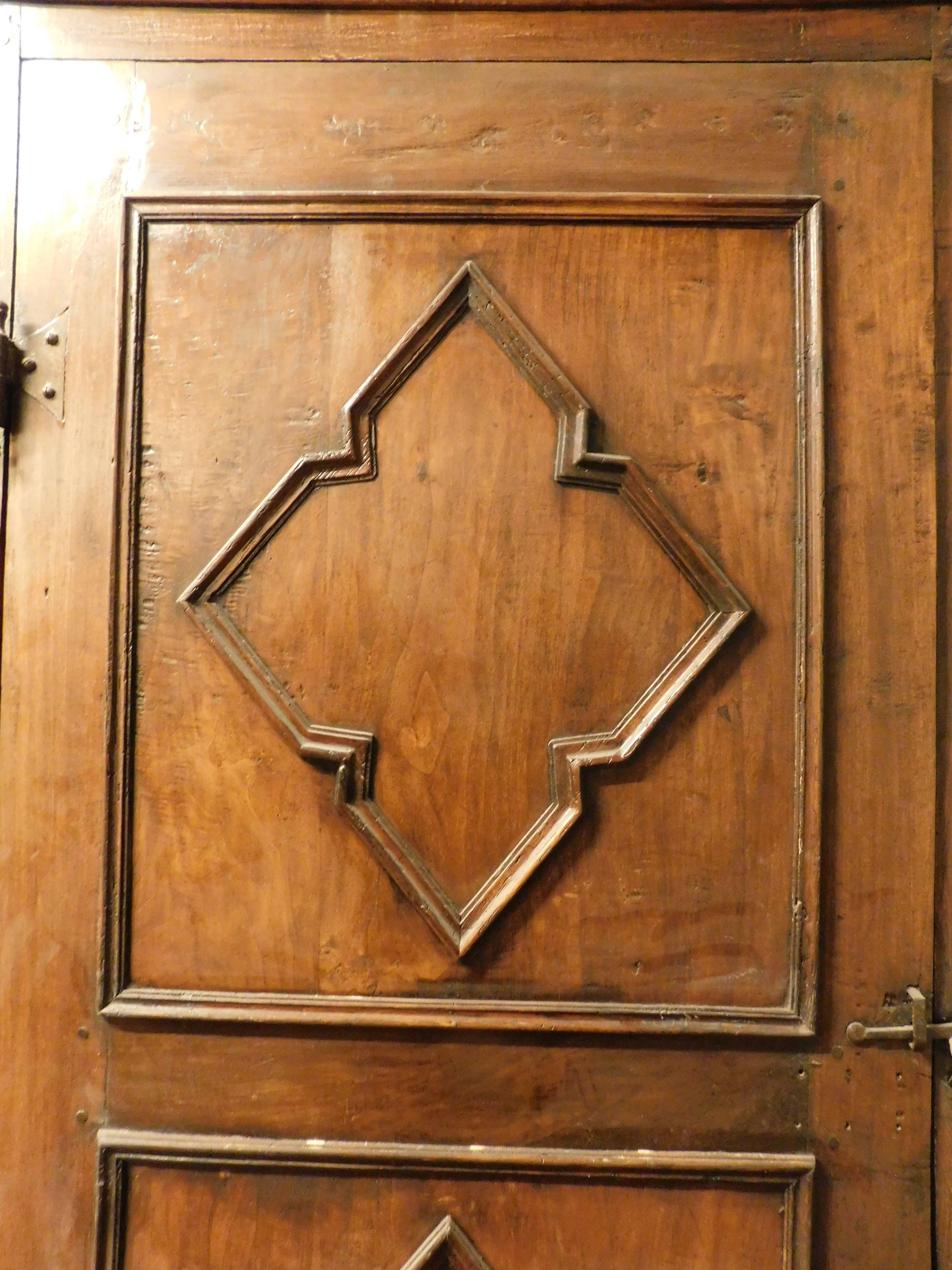 n.3 geschnitzte Innentüren aus Pappelholz, nicht identisch, original Eisen und Rahmen, Italien (Italienisch) im Angebot