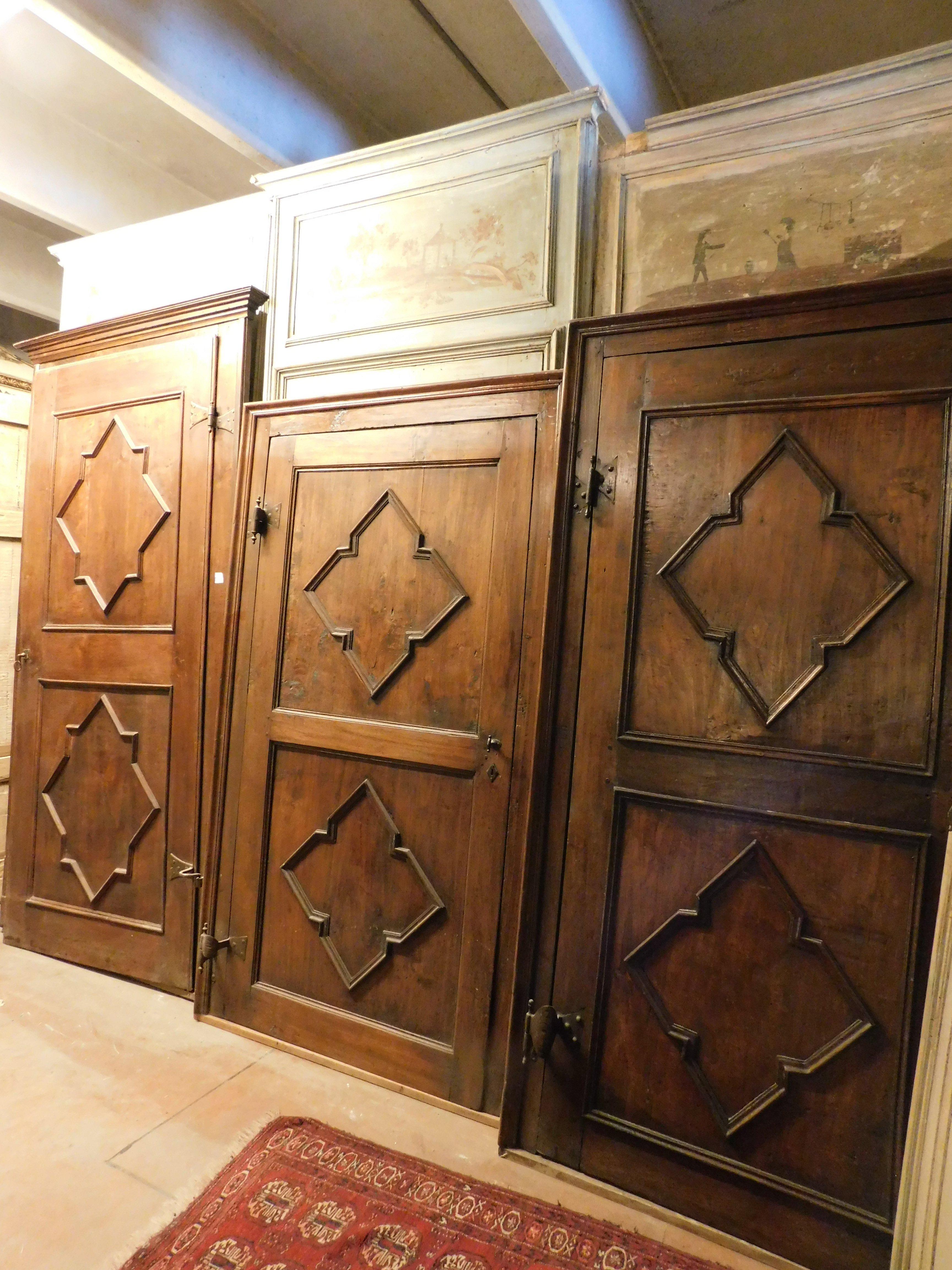 n.3 geschnitzte Innentüren aus Pappelholz, nicht identisch, original Eisen und Rahmen, Italien (19. Jahrhundert) im Angebot