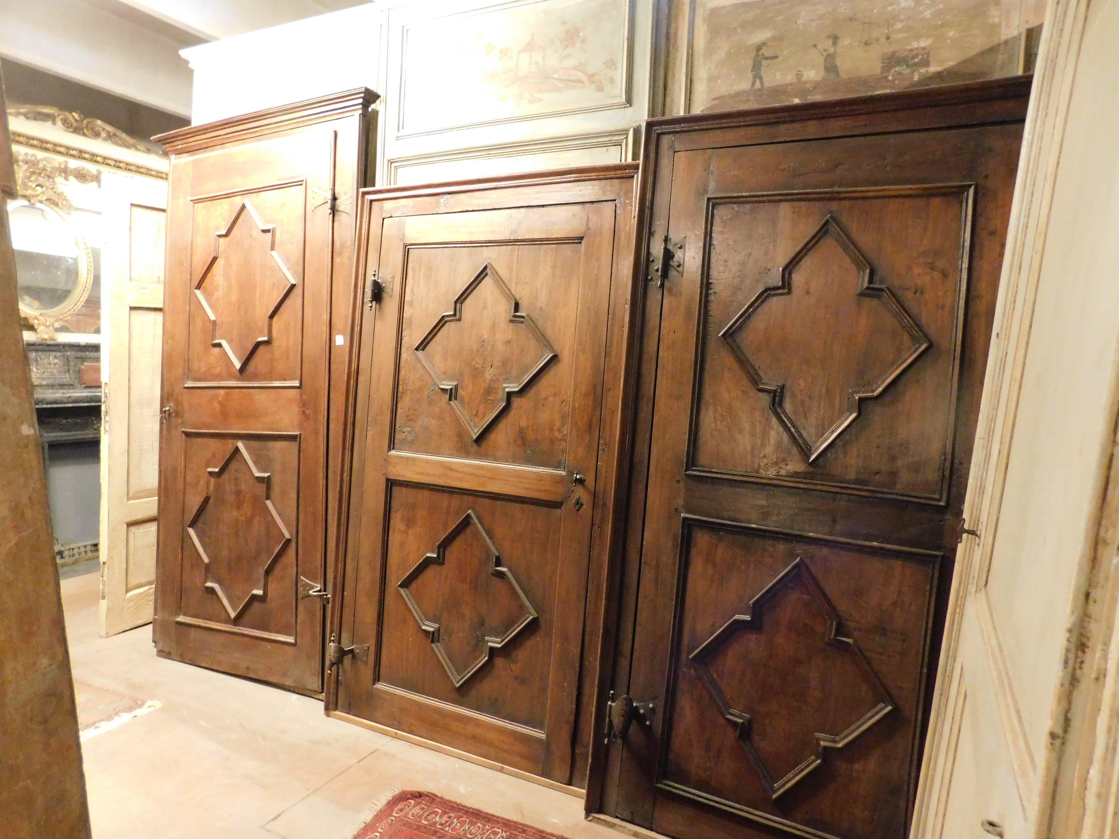 n.3 geschnitzte Innentüren aus Pappelholz, nicht identisch, original Eisen und Rahmen, Italien im Angebot 1