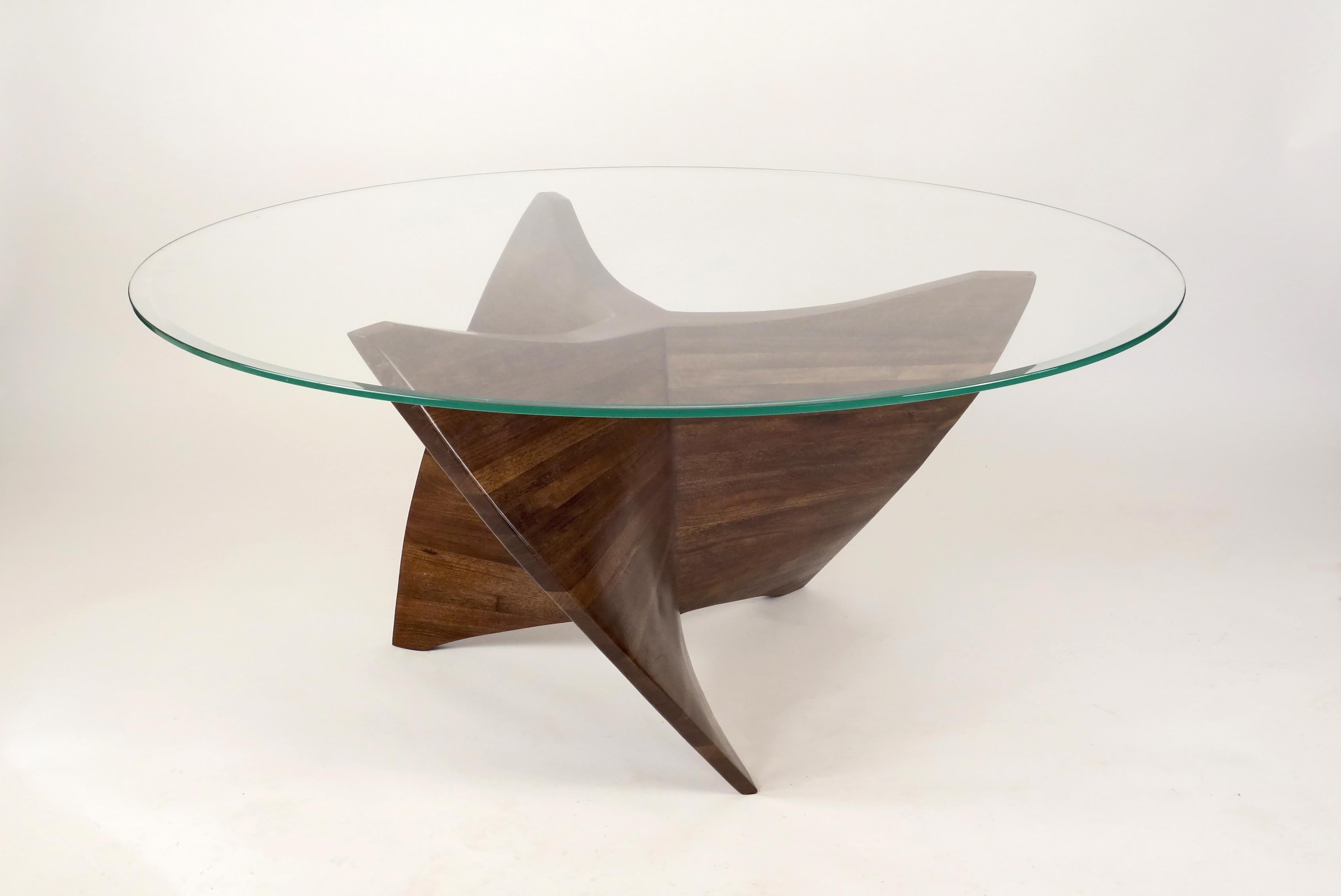 Table basse N3 d'Aaron Scott
Dimensions : D 122 x L 122 x H 41 cm
Matériaux : Noyer, Verre.
Disponible également dans d'autres bois : cerisier blanchi, noyer blanchi. 


Le designer Aaron Scott, basé à Brooklyn, a grandi dans les montagnes et les