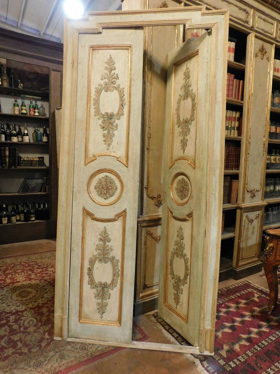 Conjunto de 3 puertas interiores, talladas en madera maciza y ricamente pintadas con detalles dorados, completo con marco original, con dos puertas con paneles tallados y pintados y Completo con marco perfilado.
Respaldo lacado más