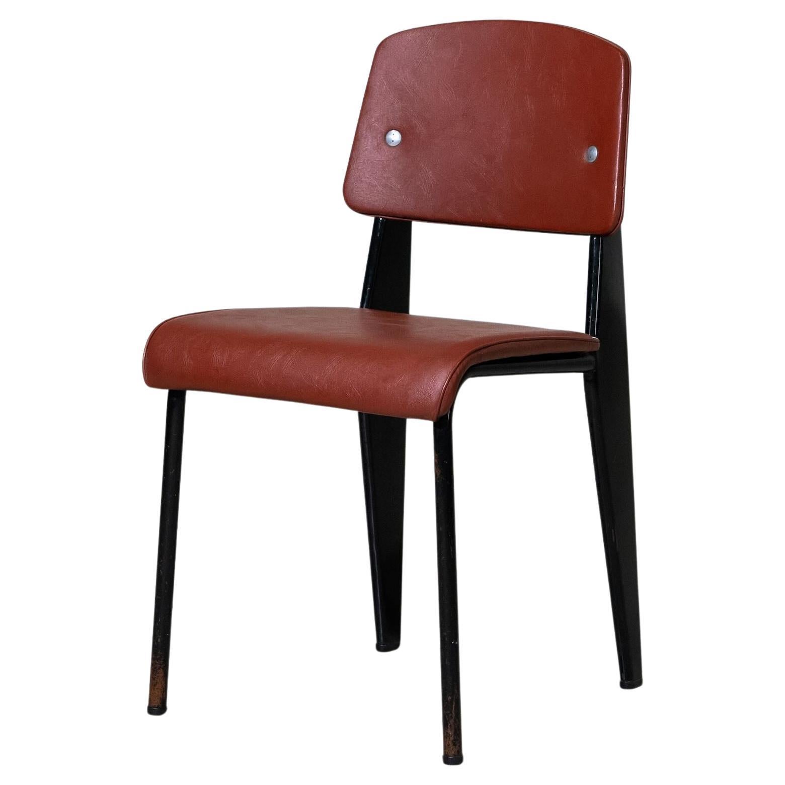 n°306 Silla Estándar "Rojo Ciruela" de Jean Prouve, Francia, circa 1952