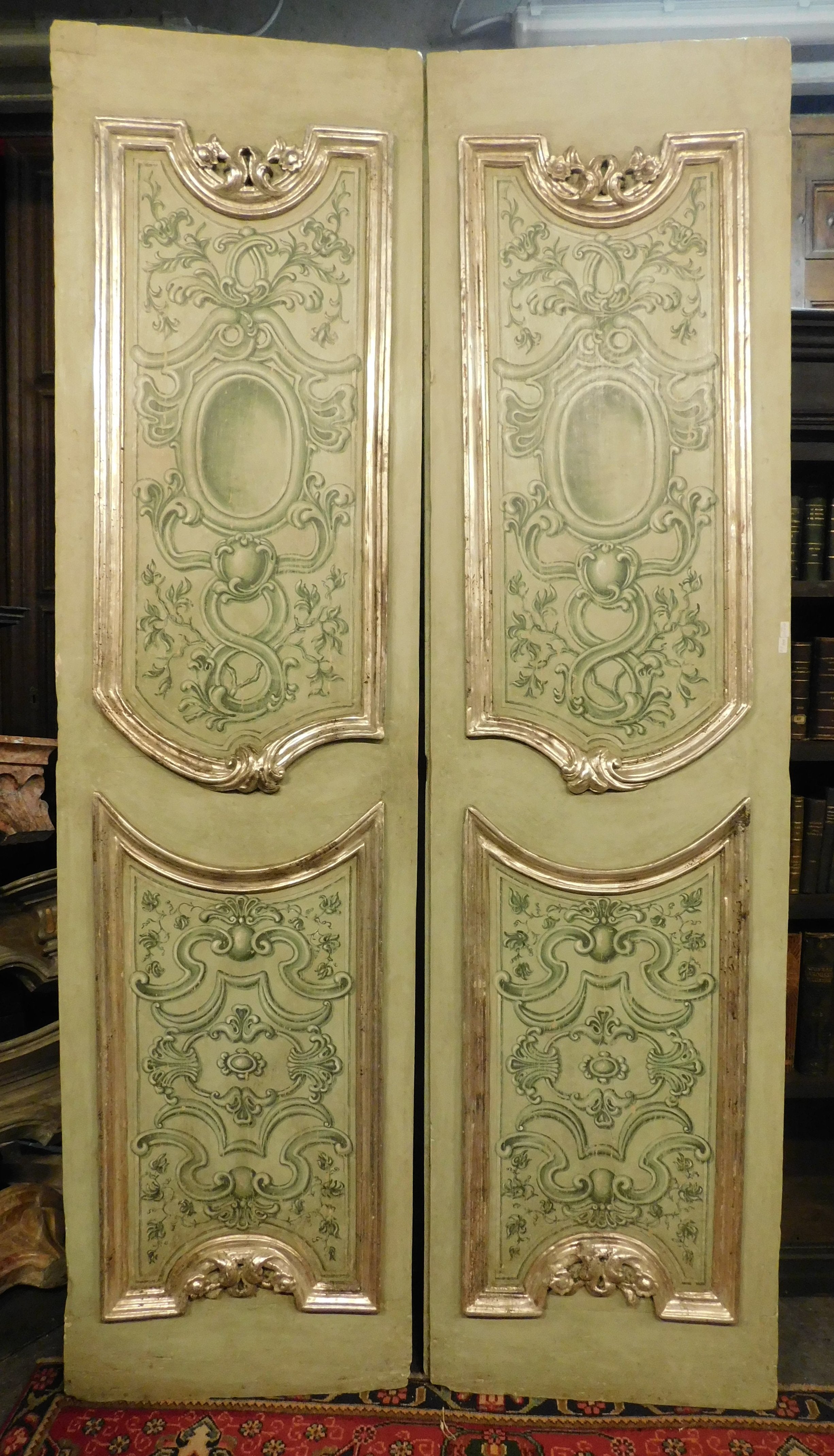 Ensemble de 4 portes anciennes à deux battants, richement peintes à la main, sculptées en molure et en argent, de grande valeur et indisponibles en cette quantité et qualité, réalisées par des maîtres artisans en Italie au milieu du 18ème