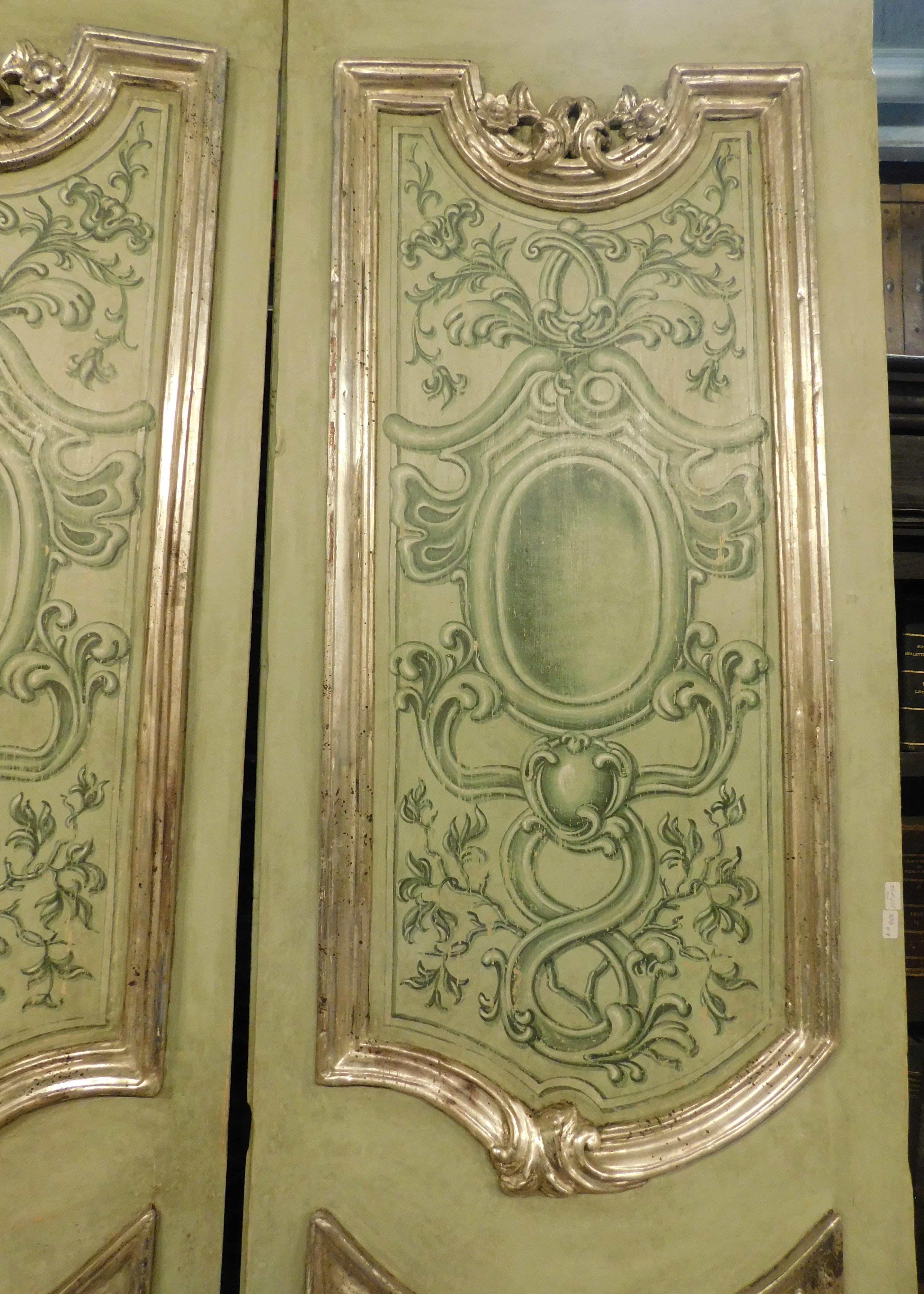 N.4 Antike zweiflügelige Türen, bemalt, geformt und versilbert, Italien '700 (Handgeschnitzt) im Angebot