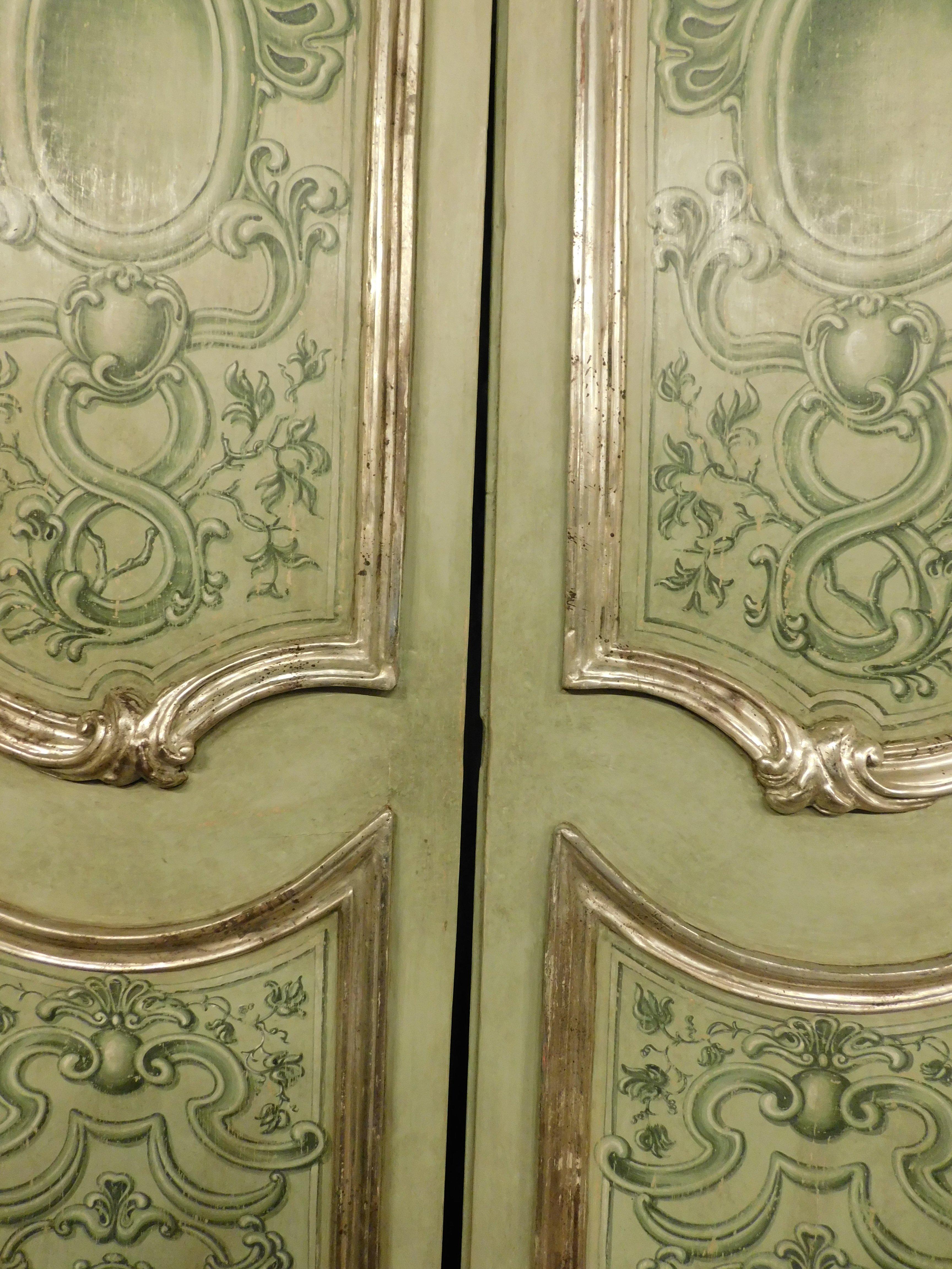 N.4 Antike zweiflügelige Türen, bemalt, geformt und versilbert, Italien '700 (18. Jahrhundert und früher) im Angebot