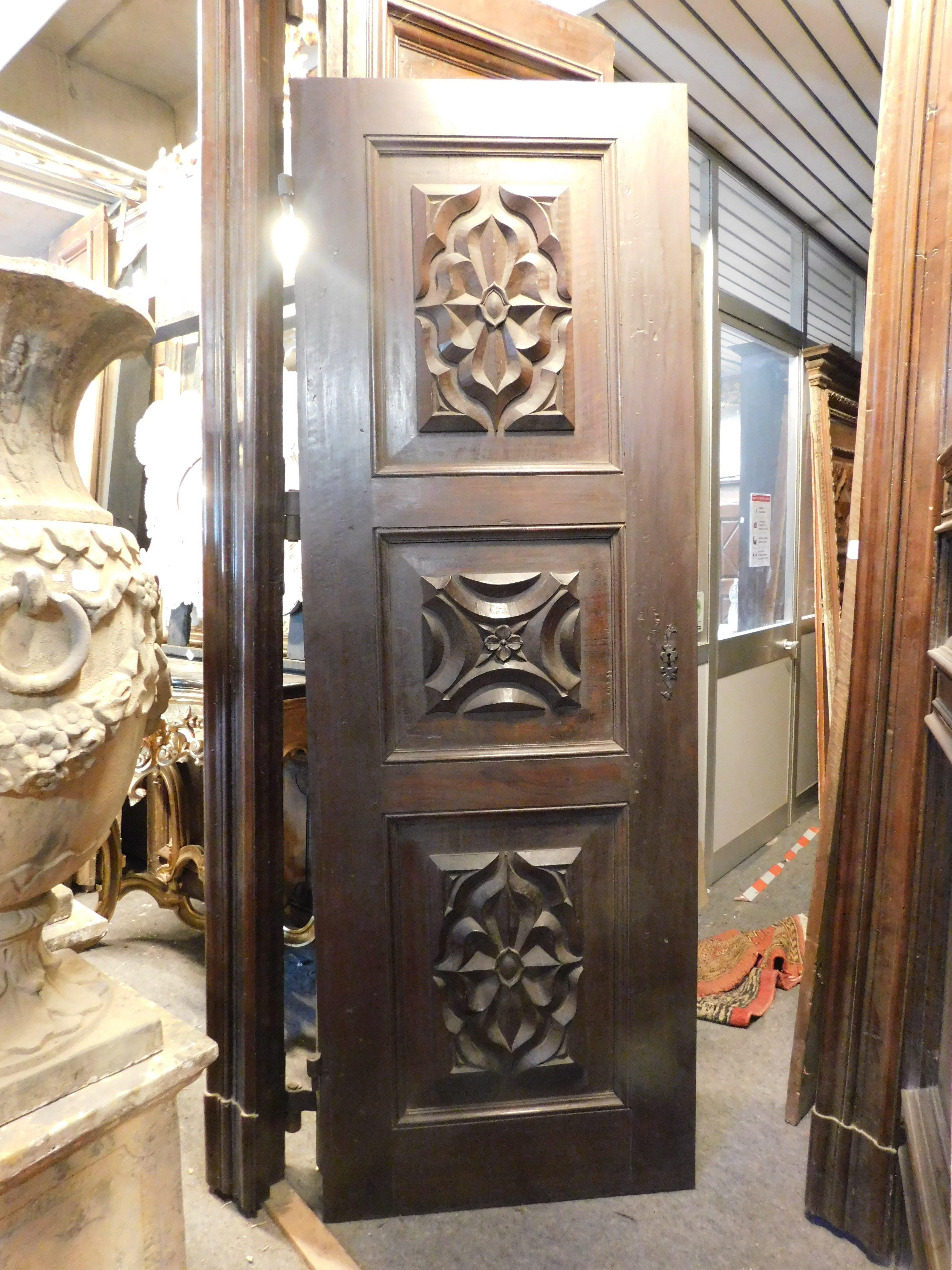 N.4 portes anciennes en noyer massif, richement sculptées à la main avec des carreaux baroques en toile d'araignée, construites par un artisan des années 1600 en Italie pour un important palais noble.
Dos lisse à finir mais avec aiguilles papillon