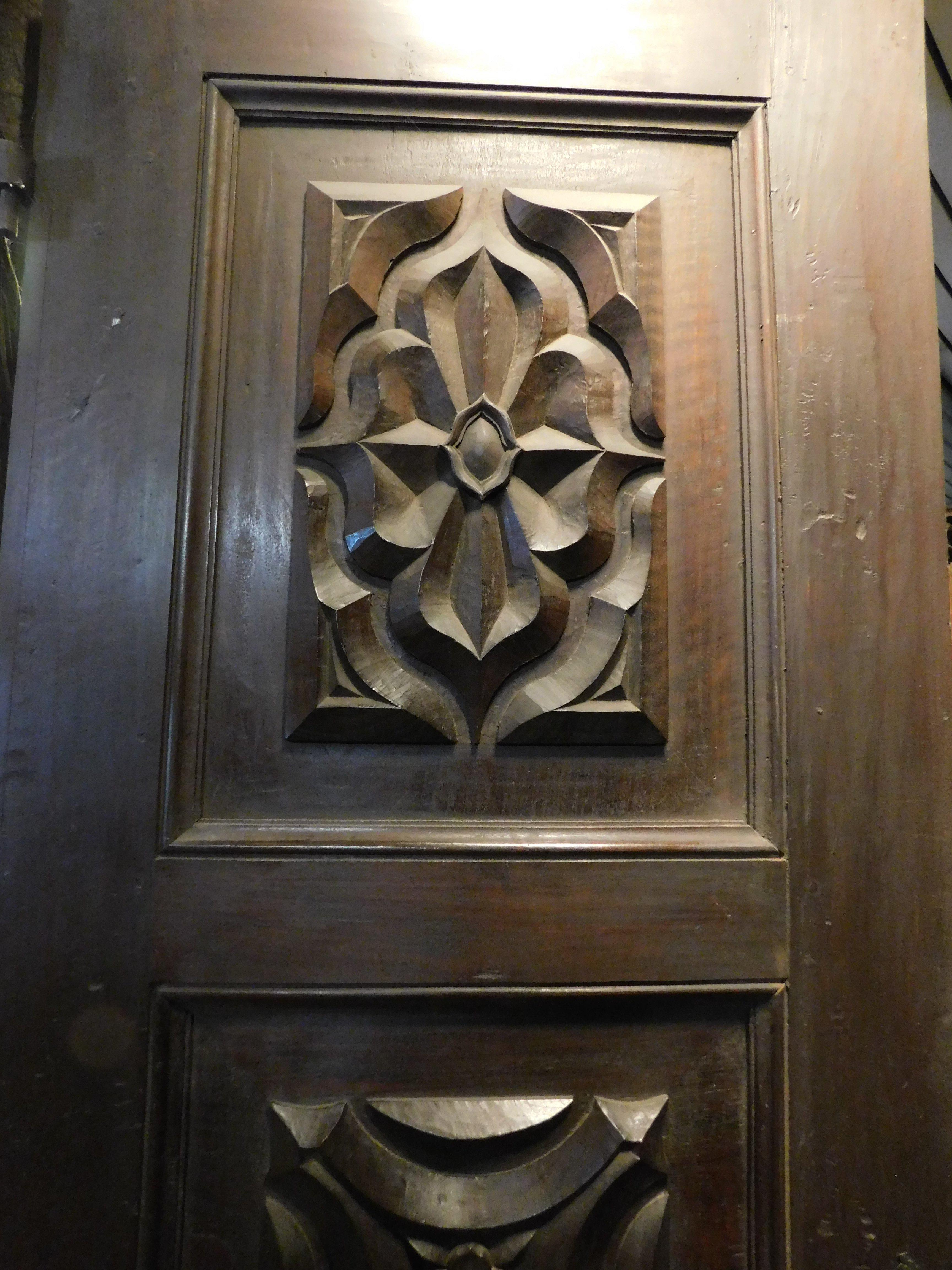 N.4 atique walnut doors, richly hand-carved, Italy In Good Condition For Sale In Cuneo, Italy (CN)