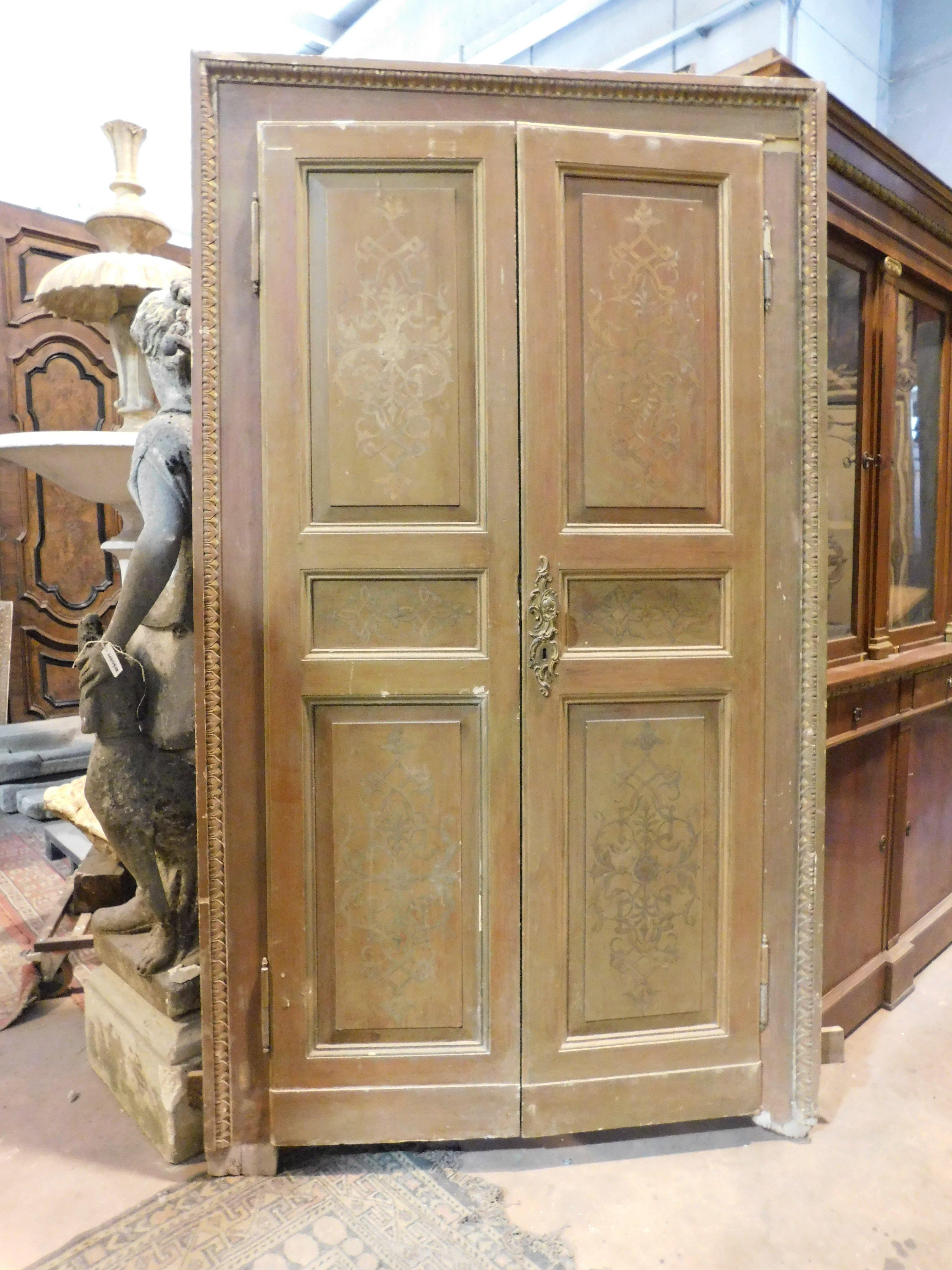 4 lacquered and gilded double leaf interior doors complete with original sculpted frame, built in Italy in the late 1800s.
To be restored in some parts, they have a pull opening so they could also be used as built-in wardrobe doors.
The door in the