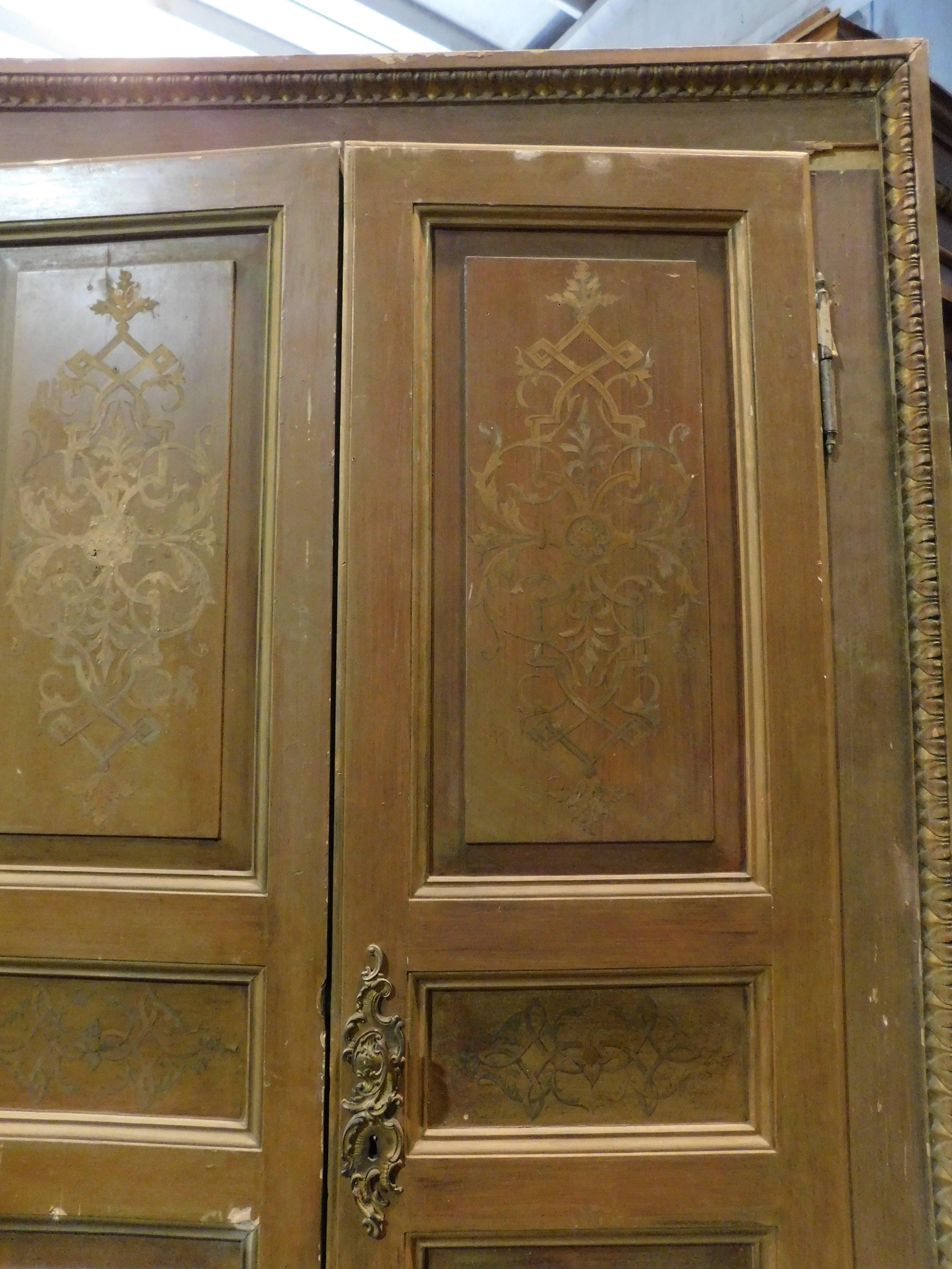 n.4 double doors with frame , lacquered and carved, late 19th century Italy In Good Condition For Sale In Cuneo, Italy (CN)