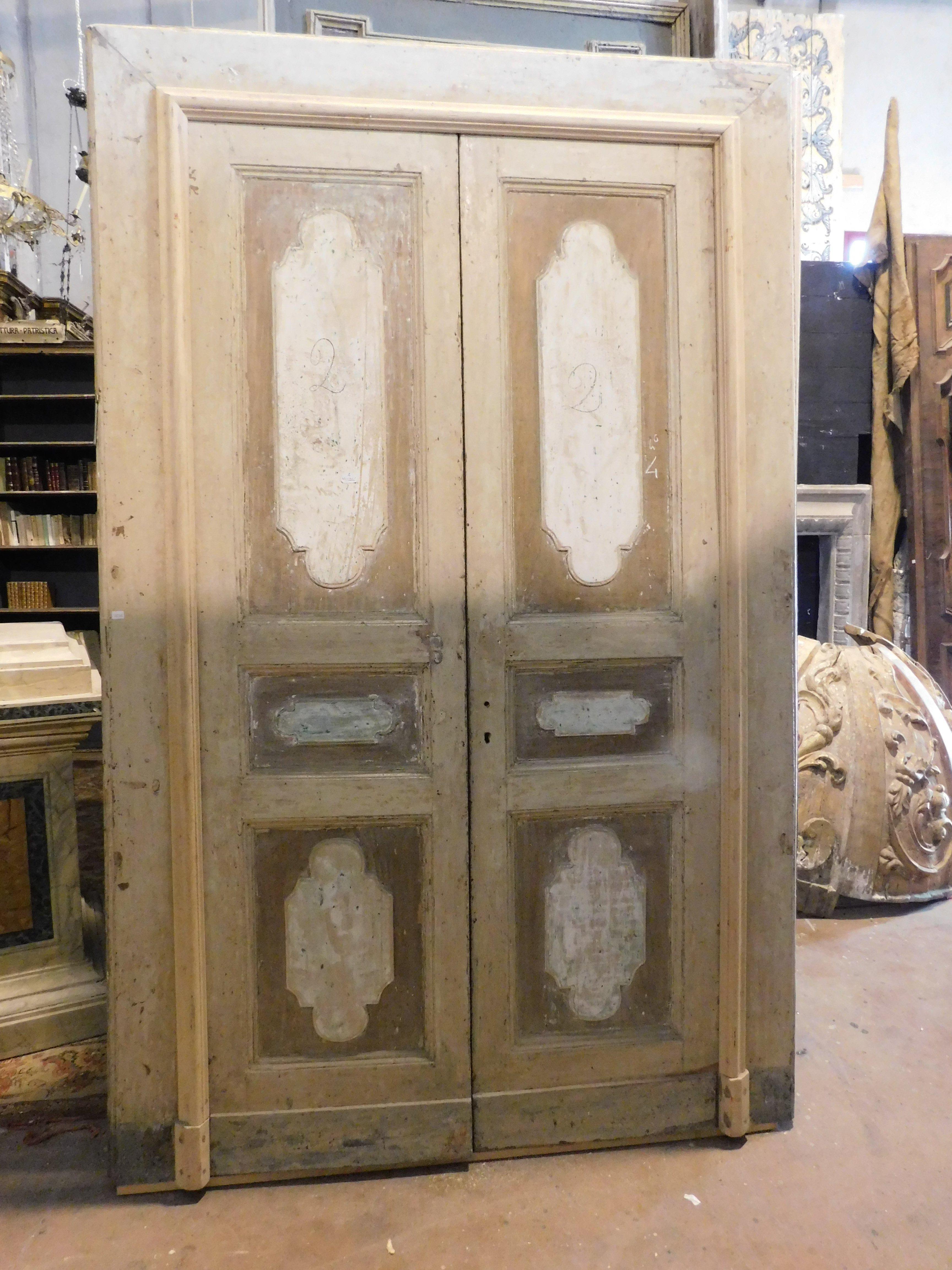 Belle série de 4 portes doubles, pour intérieurs, laquées avec toutes les couleurs sur des thèmes beiges mais légèrement différents, toutes avec cadre d'origine, construites pour une grande salle d'un palais noble dans le sud de l'Italie au 18ème