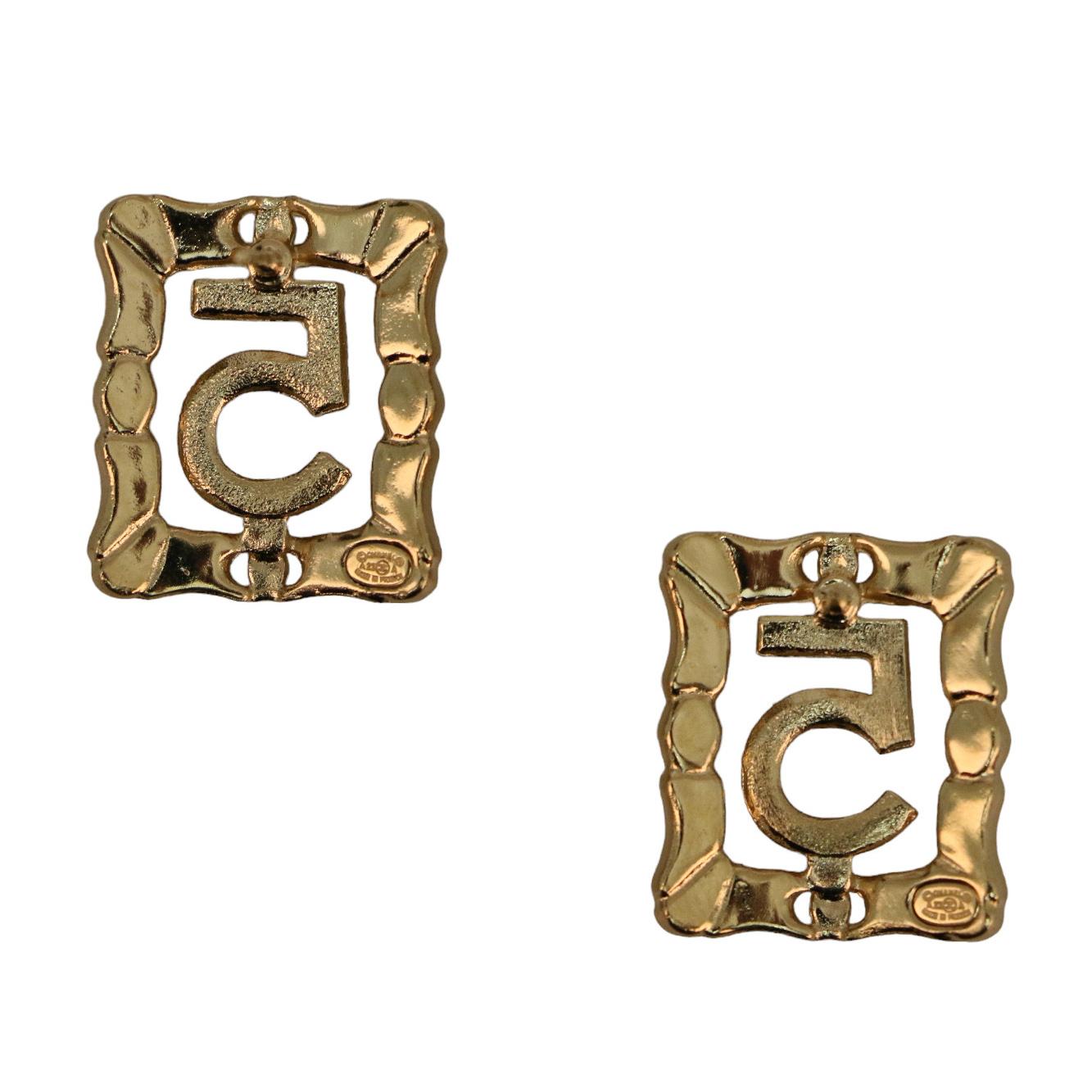 Beautiful stud earrings with iconic Chanel N°5

Condition : very good
Made in France
Material : gold-plated metal, small Swarovski crystals
Color : gold
Dimensions : 1.5 x 2.5 cm
Stamp : yes
Year : 2023
Jewelry : gold-plated
Details : the brooch is
