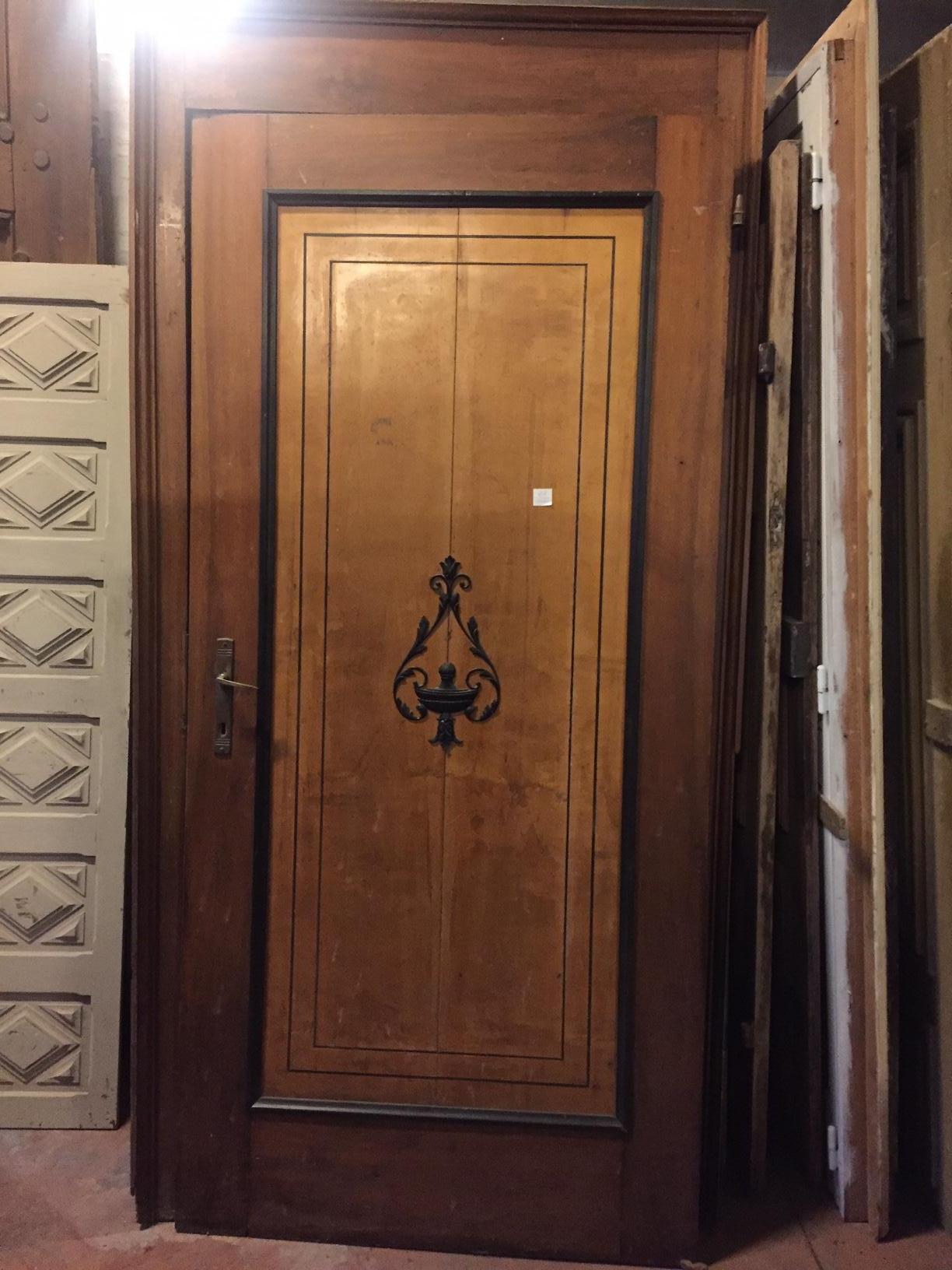 Puerta antigua de nogal y arce con marco.
N.8 de las mismas puertas antiguas de madera en diferentes colores, son 8 inalcanzables en excelente estado con hierros y marcos originales, completas y listas para ser montadas '900 Italia