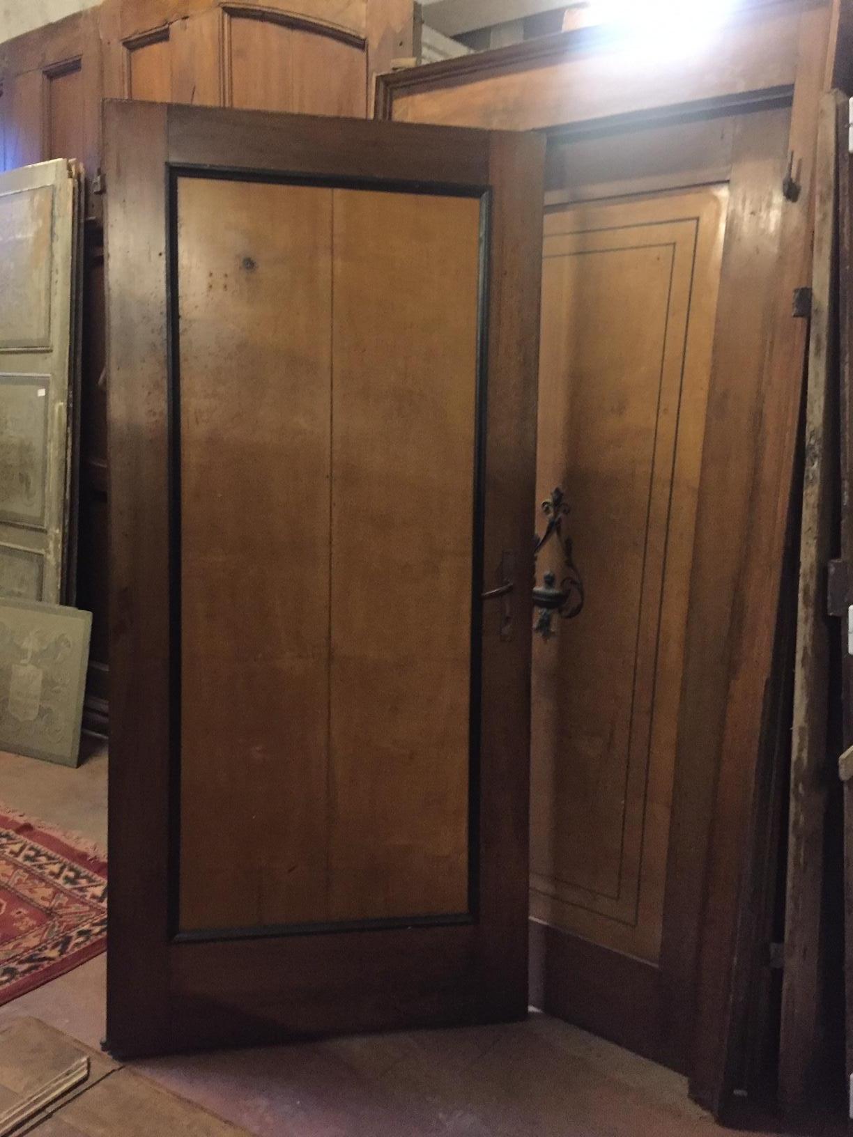 N.8 of the same old wooden doors in different colors with frame, '900 Italy In Good Condition For Sale In Cuneo, Italy (CN)