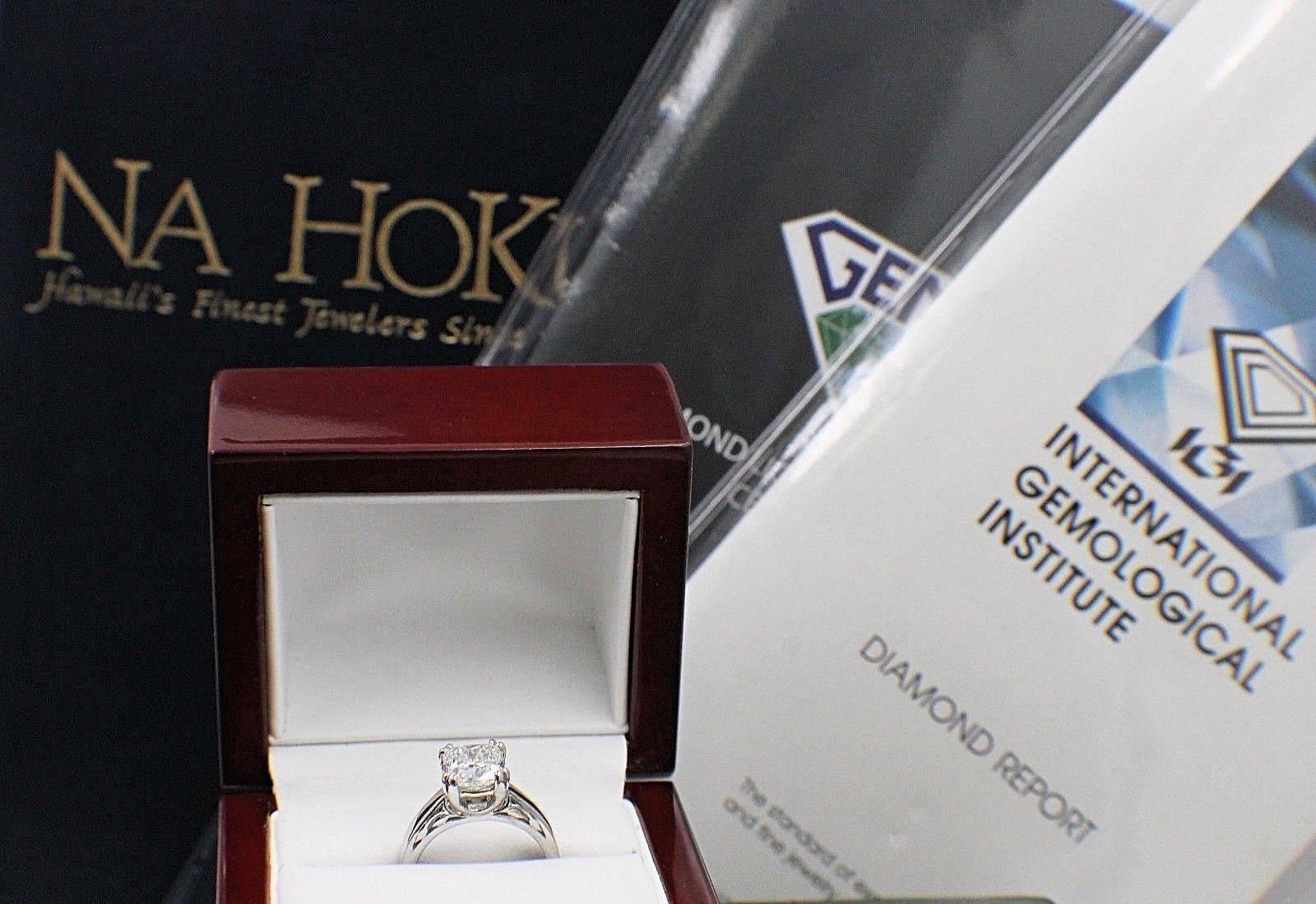 Na Hoku Cushion Cut Diamond Engagement Ring 1.97 Carat F VVS1 18 Karat Gold For Sale 3