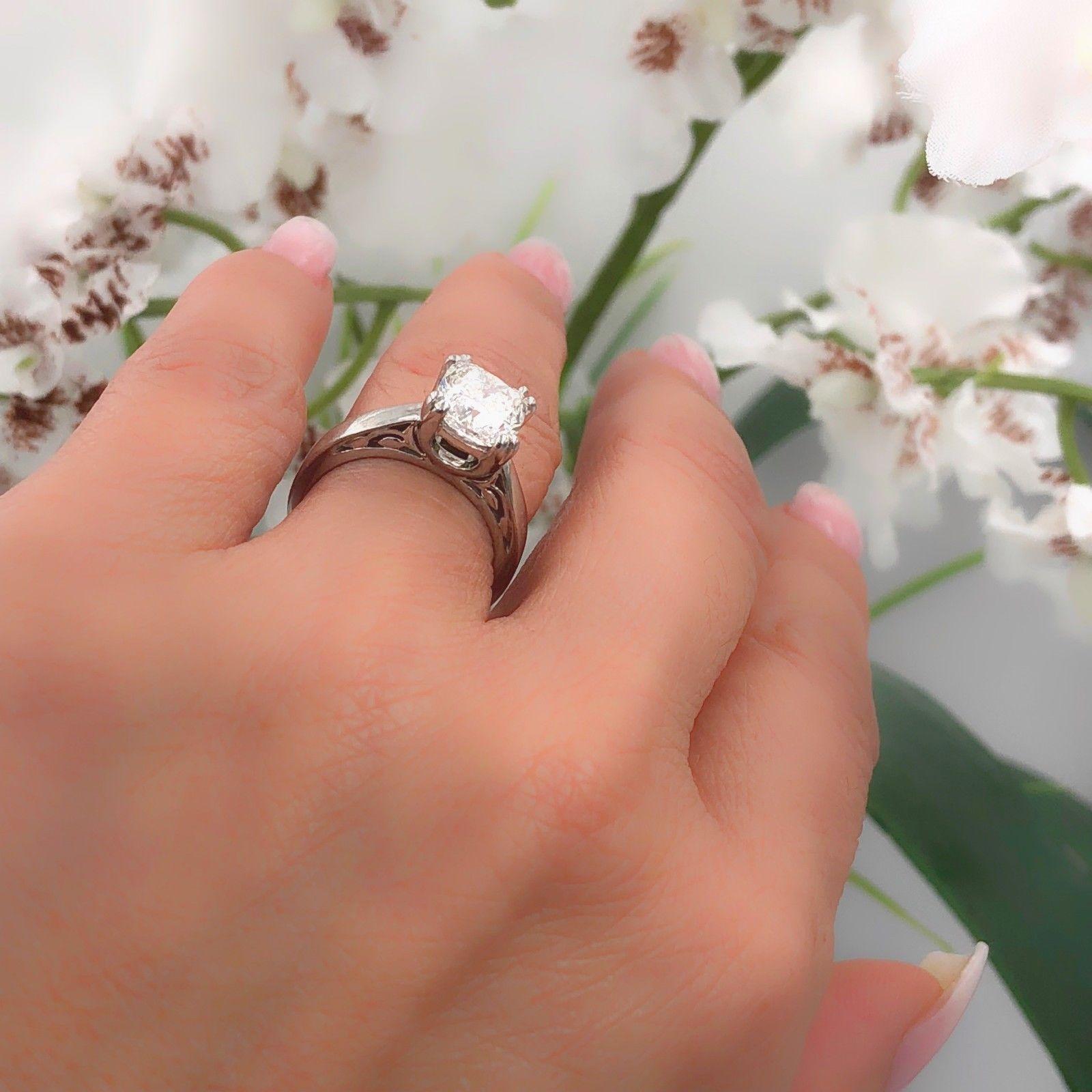 Na Hoku Cushion Cut Diamond Engagement Ring 1.97 Carat F VVS1 18 Karat Gold For Sale 6