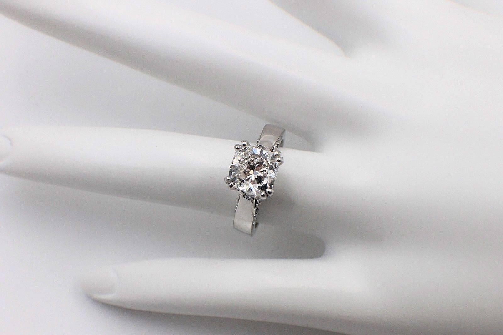 Na Hoku Cushion Cut Diamond Engagement Ring 1.97 Carat F VVS1 18 Karat Gold In Excellent Condition For Sale In San Diego, CA
