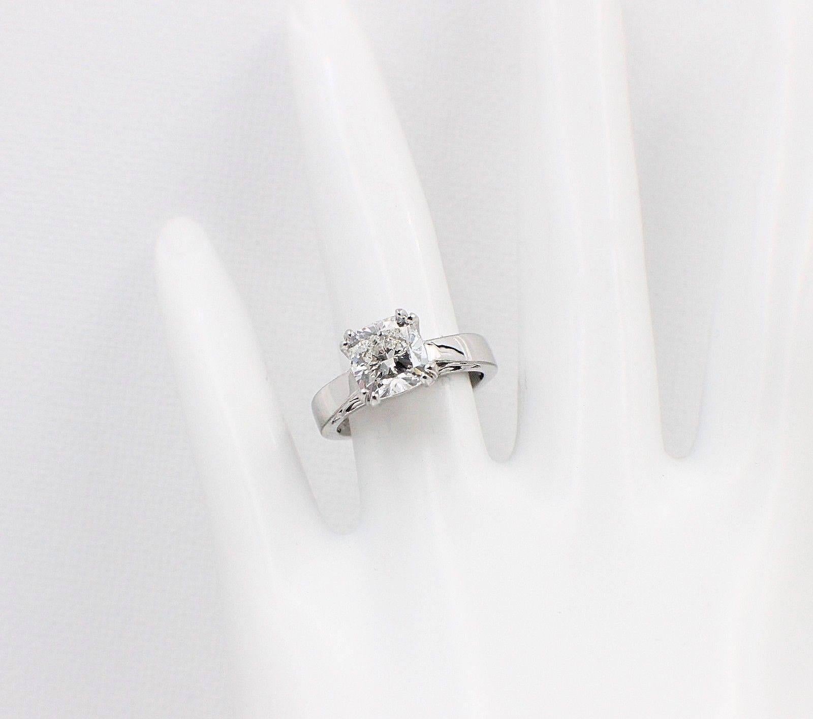 Na Hoku Cushion Cut Diamond Engagement Ring 1.97 Carat F VVS1 18 Karat Gold For Sale 1