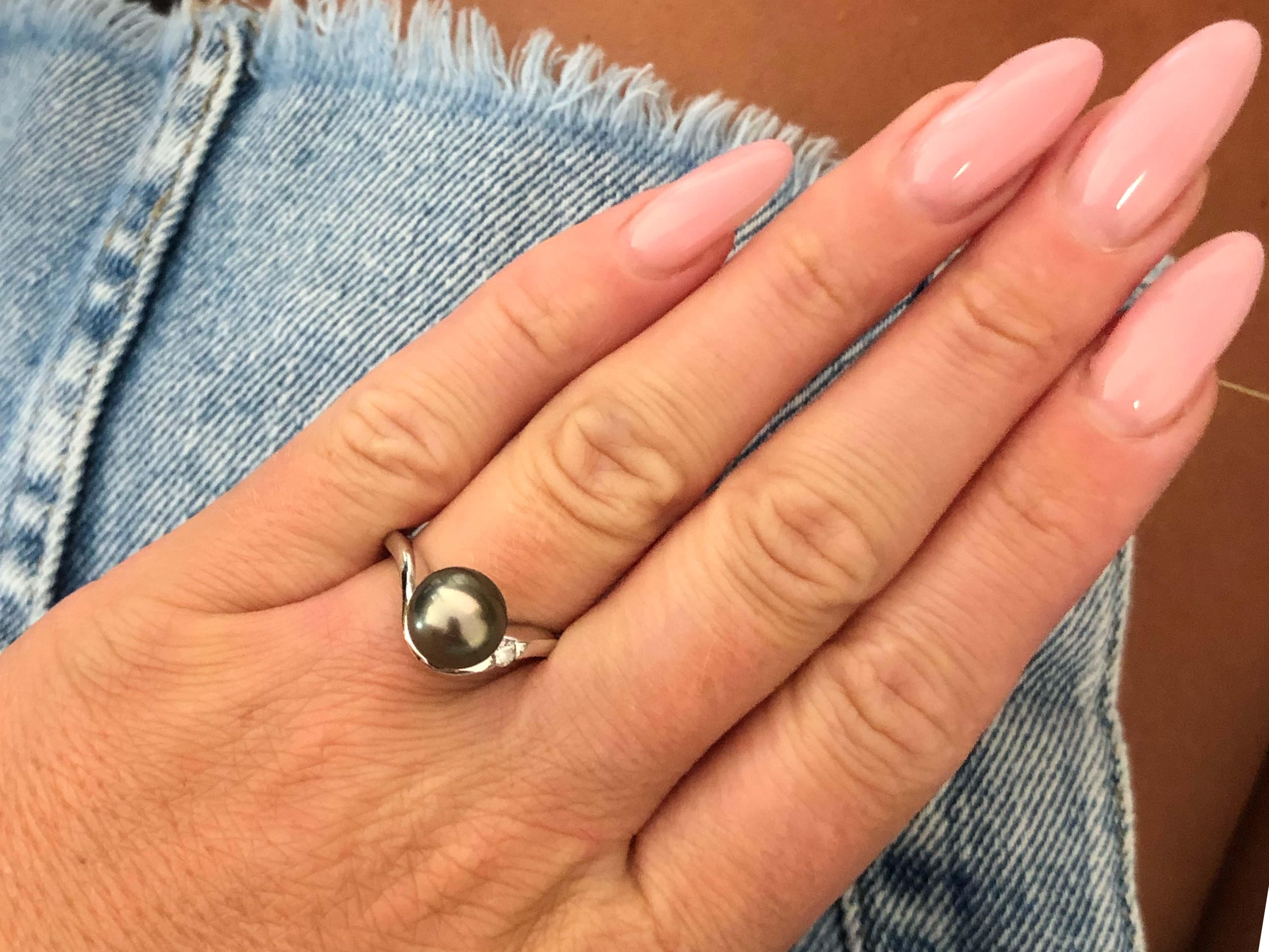 Specifications:

Designer: NaHoku

Metal: 14K White Gold
​
​Tahititan Pearl Diameter: 9.3 mm

Diamond Count: 1

Diamond Color: G

Diamond Clarity: SI2-i1

Diamond Carat Weight: 0.07 carats

Total Weight: 5.7 Grams

Ring Size: 6.75

Stamped: 