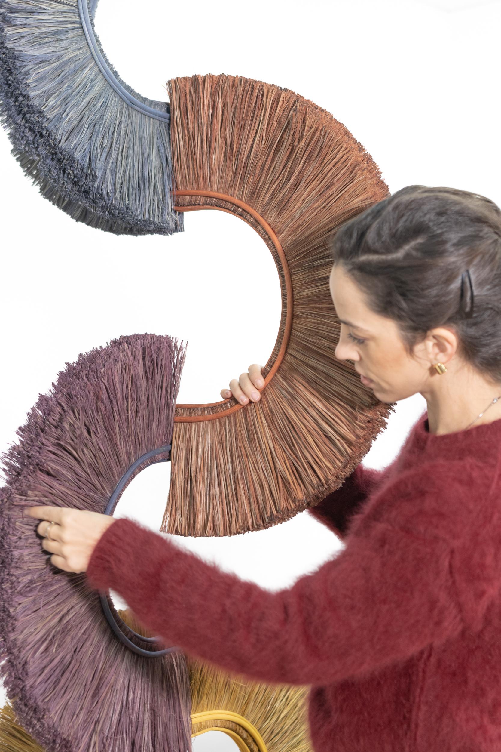 Moderne Sculpture cinétique de danse - en fibre naturelle, bleu, brun, jaune, violet  en vente