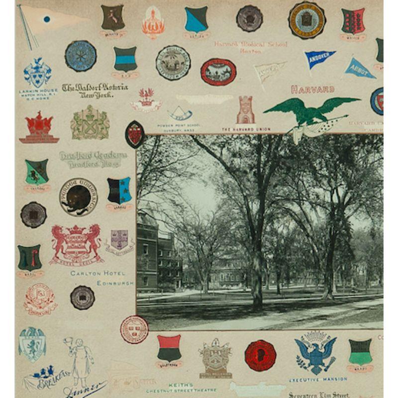 Dekorative Matte mit handapplizierten Ausschnitten von Briefkopfwappen aus den 1920er Jahren, die ein Schwarzweißfoto von Harvard Yard aus den 1920er Jahren umgeben

Kunst Sz: 12 1/2 