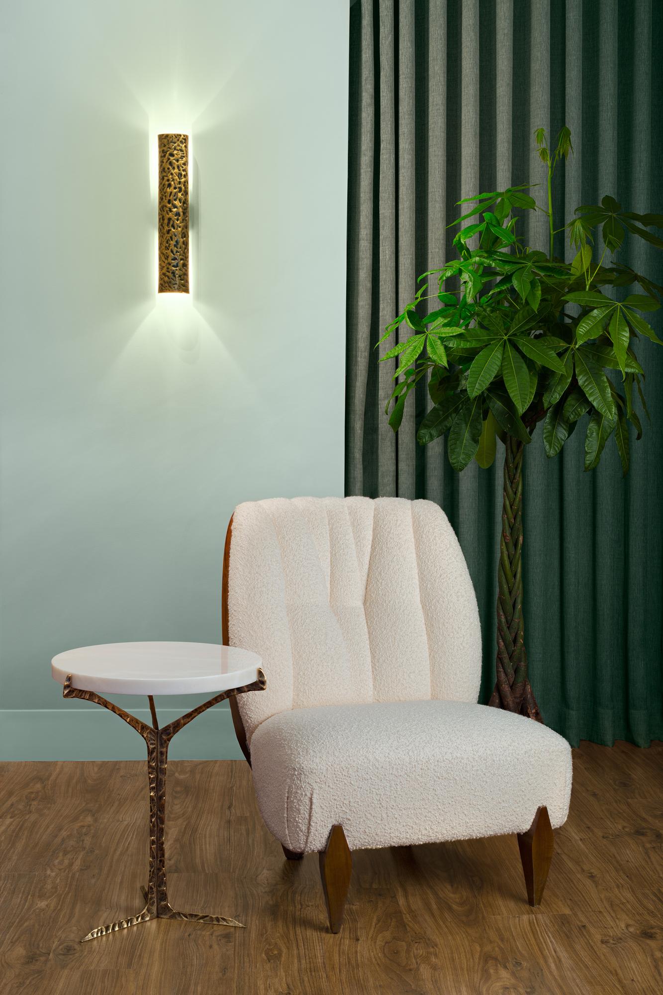 Sillón Na Pali, Bouclé y Nogal, InsidherLand by Joana Santos Barbosa Portugués en venta