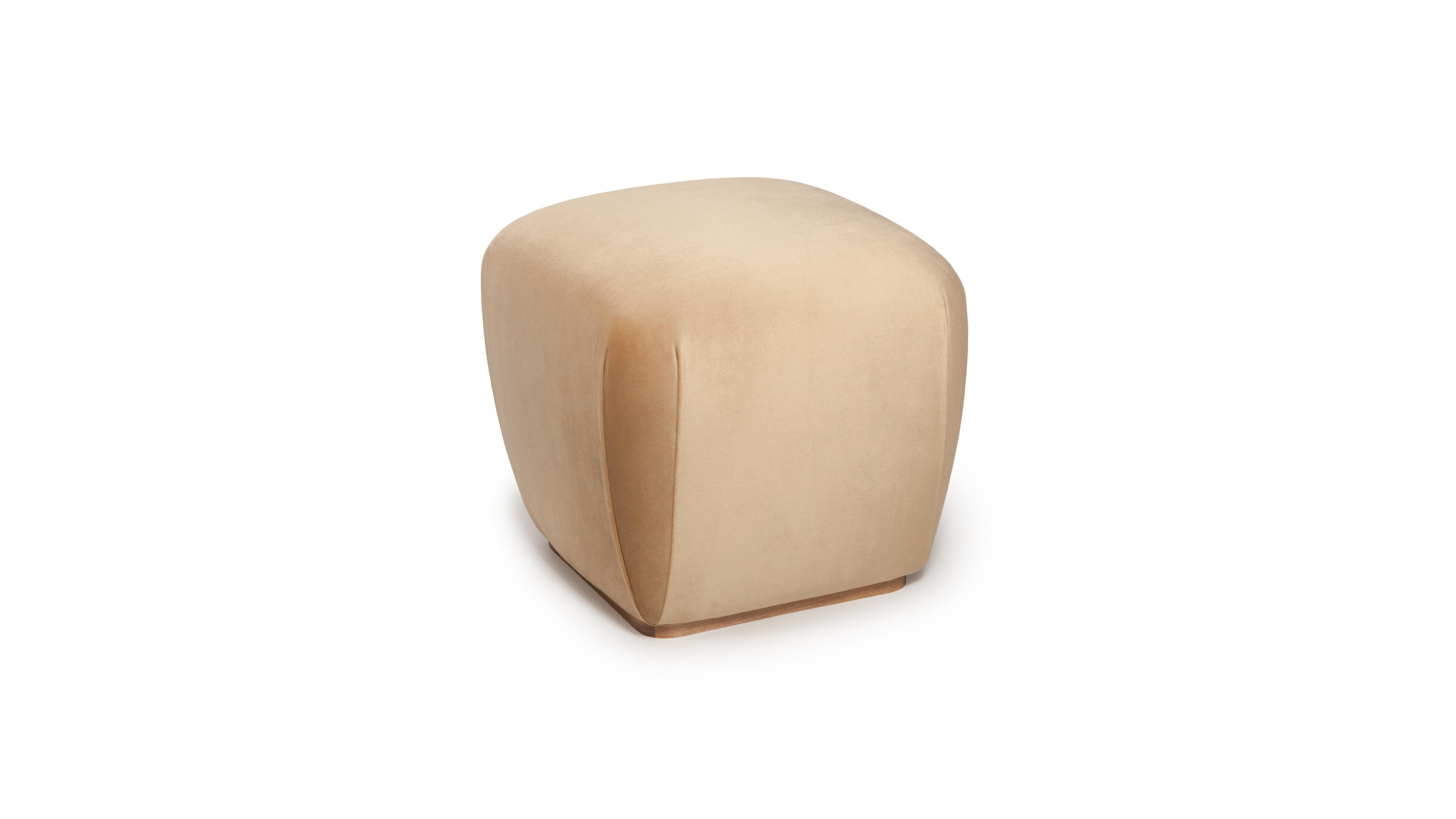 Na Pali Stool by InsidherLand
Dimensions: D 45 x W 45 x H 43 cm.
Materials: Wooden base, walnut veneer, InsidherLand Bright Velvet Ref. Sand fabric.
10 kg.
Available in different fabrics.

The details of the Na Pali stool were originaly designed on