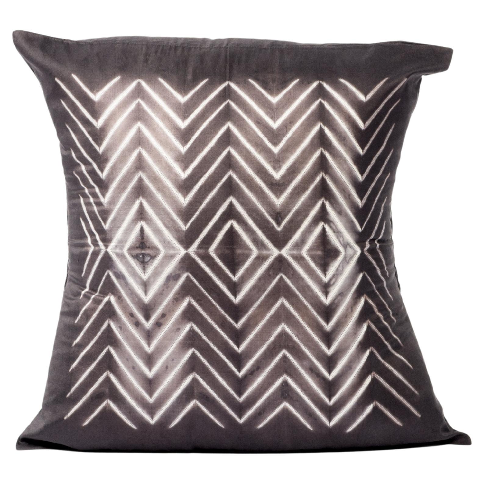 Coussin en soie Shibori noir NAAMI